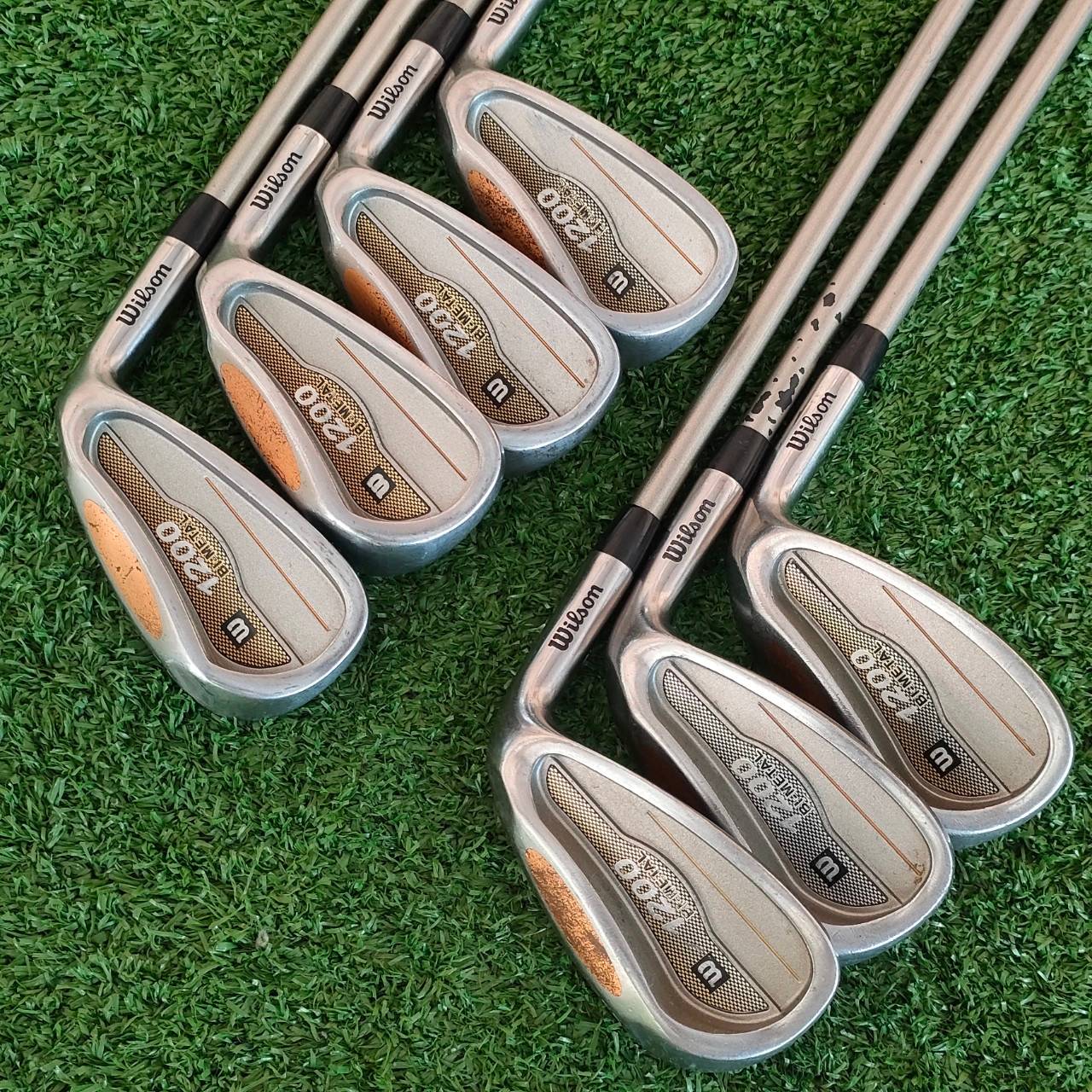** ไม้กอล์ฟสำหรับผู้หญิง ** ชุดเหล็ก WILSON 1200 BIMETAL มีเหล็ก 4-9 เเละ PW ก้าน WILSON 1200 FLEX L เหล็กใบใหญ่ตีง่าย มีการถ่วงทังสเตนด้านหลัง ใช้วัสดุแพงมาก ไม้กอล์ฟมือสอง ของแท้ BY NakaraLuxurious