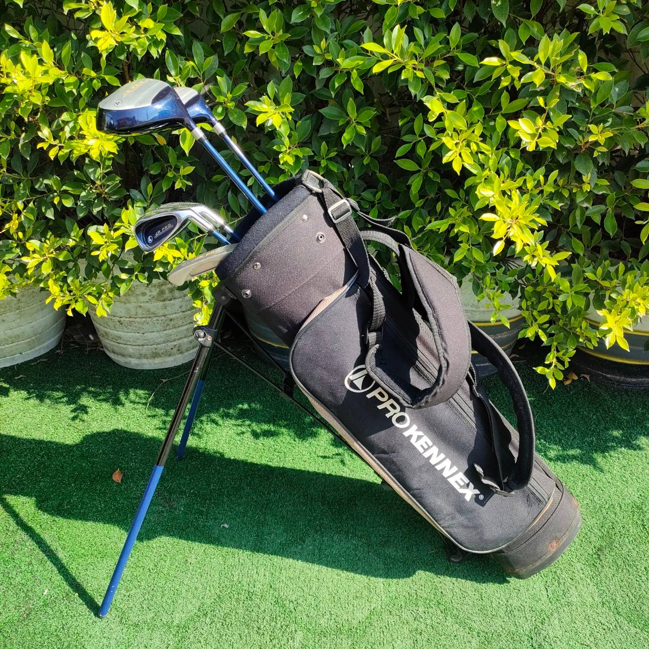 ** ไม้กอล์ฟสำหรับเด็ก ** FULLSET PROKENNEX JR PRO ทั้งชุดประกอบด้วย Driver เเละ FairwayWoods เหล็ก 7 เเละ 9 *** เหล็ก 7 ความยาว 33 นิ้ว **** พร้อม PUTTER เเละถุงกอล์ฟ ขาตั้งPROKENNEX **ถุงกอล์ฟมีตำนิ ชิฟเเตกค่ะ **