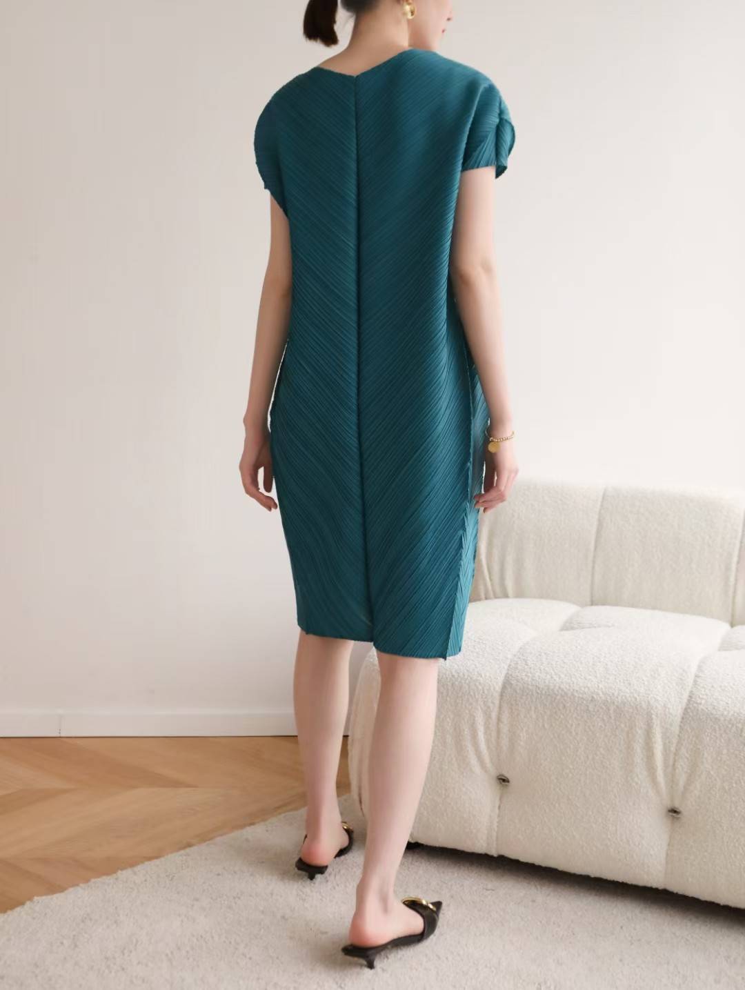 2MUAY รุ่น GJO8010 V NECK PLEAT DRESS เดรสผู้หญิง เดรสพลีทคุณภาพ 6สี FREE SIZE