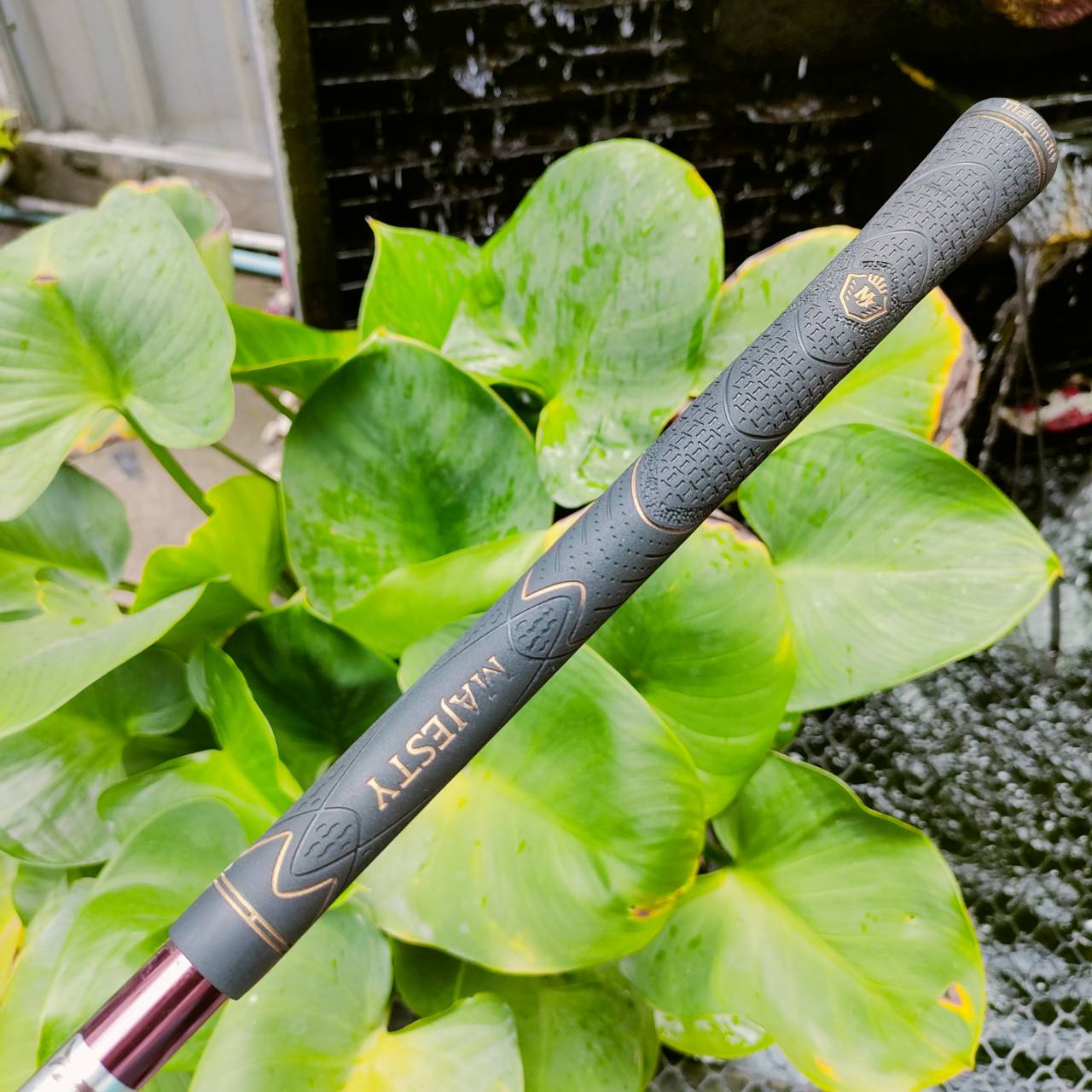 ก้าน MARUMAN MAJESTY FLEX R2 ความยาวก้าน 47 นิ้ว ติดกริพเดิมมาด้วย เป็นก้านพรีเมี่ยม Hi-END ของ MARUMAN ตีดีมากๆ เป็นสไตล์ก้านอ่อนนุ่มและเบาจัดๆ ก้านไม้กอล์ฟพรีเมี่ยมมือสอง ของแท้ By NakaraLuxurious