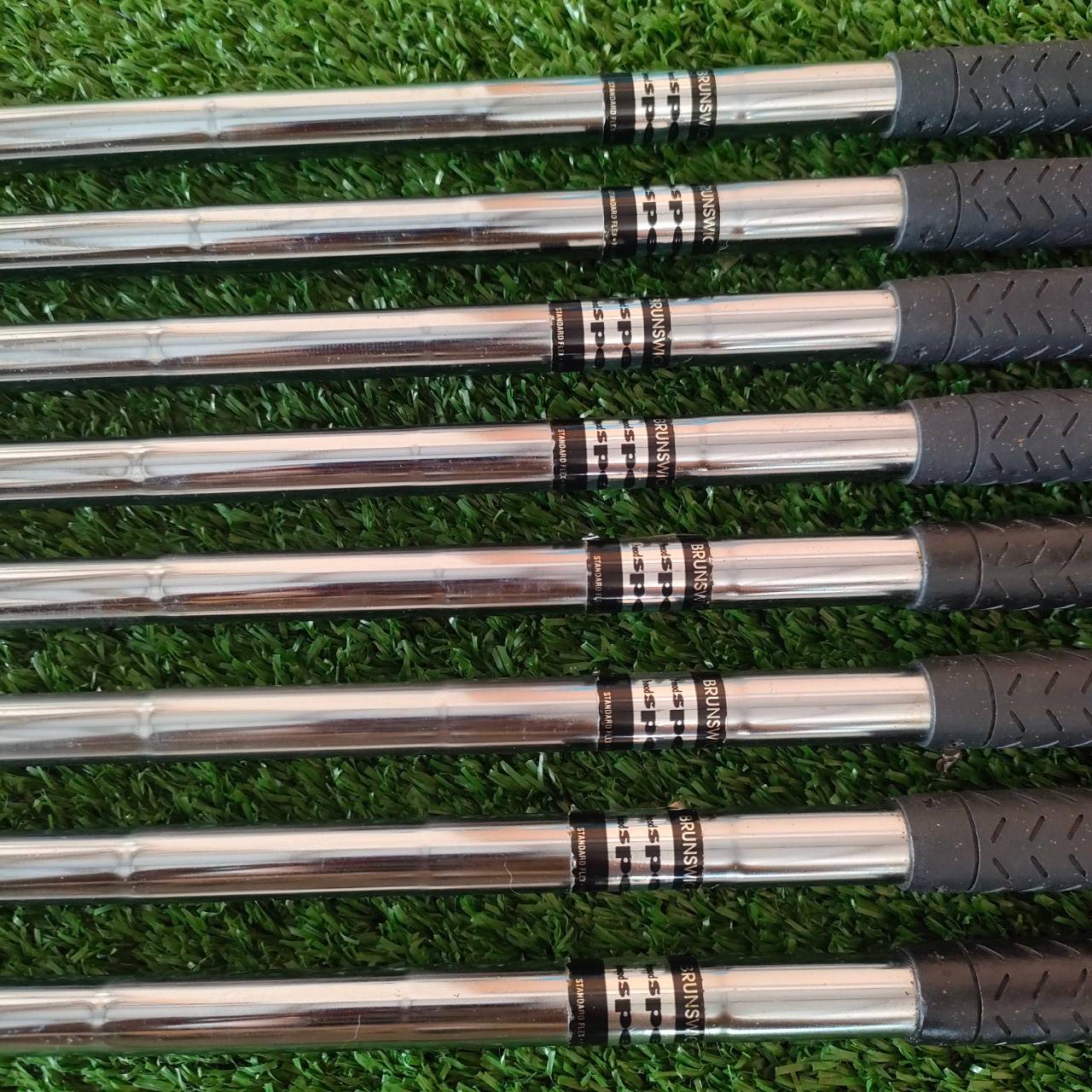 ชุดเหล็ก WILSON PROSTAFF JUMBO มีเหล็ก 3 - 9 เเละ PW ก้าน BRUNSWICK FLEX R แท้ๆ เป็นเหล็กใบใหญ่ และกระจายน้ำหนักได้ดีมาก ไม้กอล์ฟมือสอง ของแท้ BY NakaraLuxurious