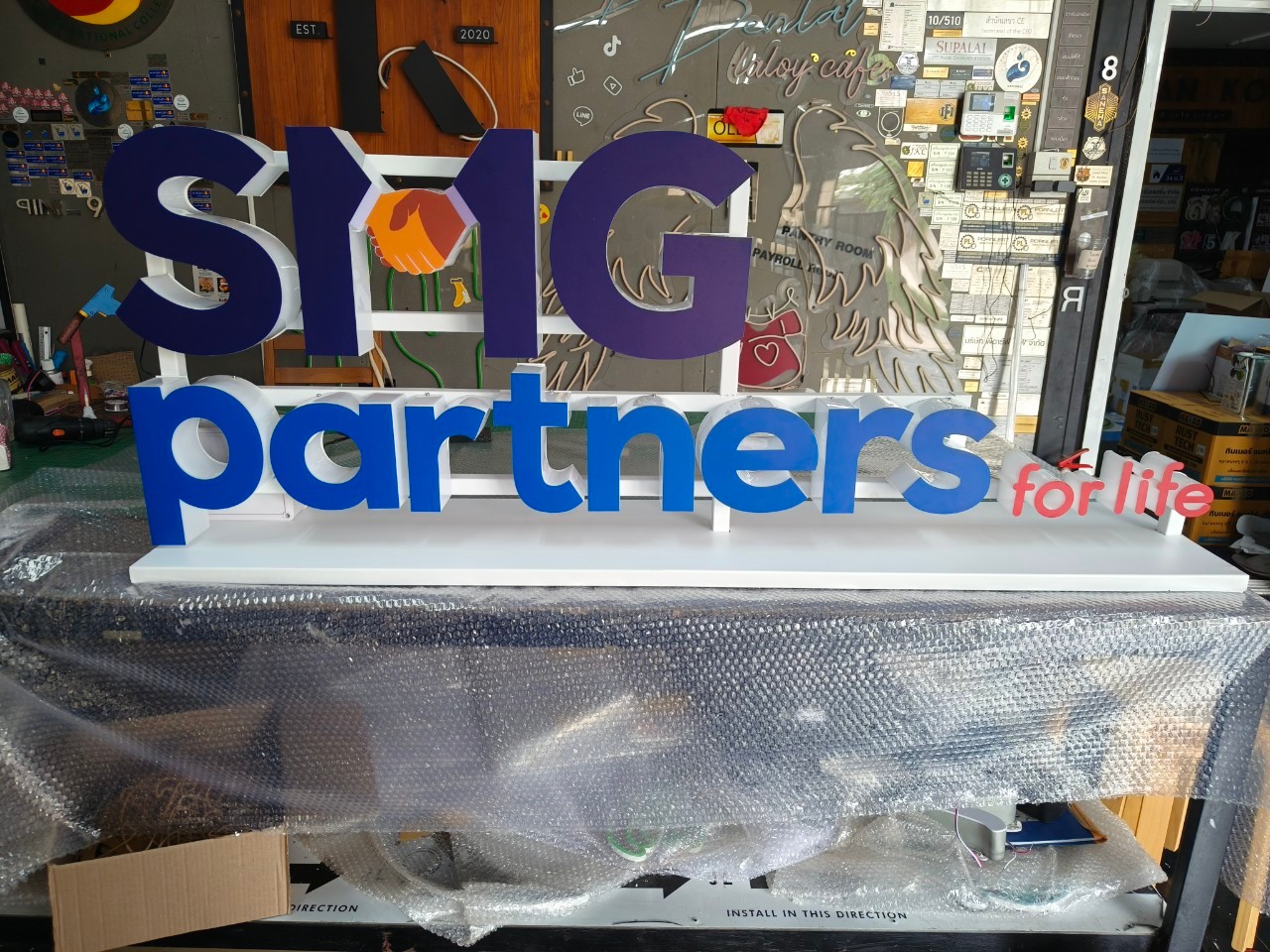 ป้ายอักษรอะคริลิคไฟออกรอบตัว + ติดโครงเหล็ก สูง 55 cm