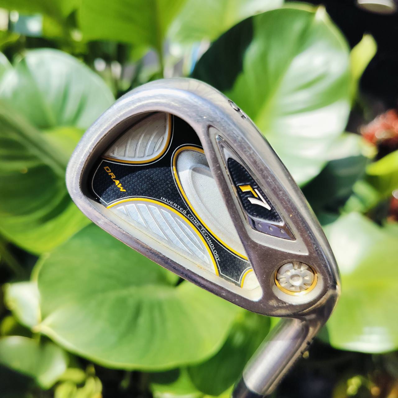 ชุดเหล็ก Taylormade R7 Draw ก้าน เหล็กน้ำหนักเบา 90 กรัม FLEX R วางหมุดน้ำหนักไว้พิเศษ เป็นรุ่น Draw สำหรับนักกอล์ฟที่มักตีเฟดออกขวา สามารถกลับมาตีได้ตรงขึ้นอย่างมาก ไม้กอล์ฟพรีเมี่ยมมือสอง ของแท้ By NakaraLuxurious