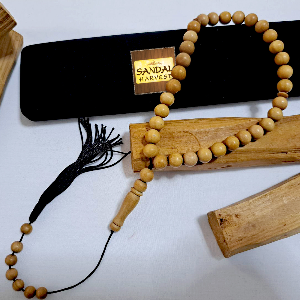 สร้อยข้อมือ ไม้จันทน์หอมแท้ 100% จากอินเดีย (33 เม็ด) ในกล่องกำมะหยี่ สวยหรู งานทำมือ ละเอียด ปราณีต ทุกเม็ด ไม่มีน้ำหอม ไม่ทำสี