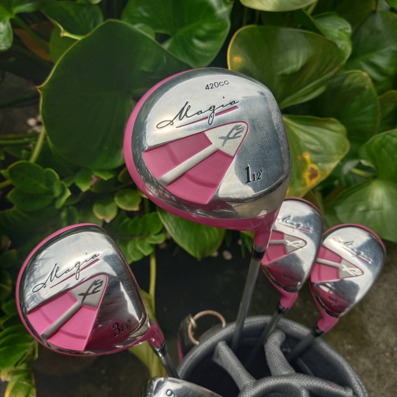 FULLSET Hippo Ladies Magia XS ชุดไม้กอล์ฟสำหรับผู้หญิงที่ออกแบบมาเพื่อช่วยให้ สามารถตีได้ง่ายขึ้น มีความแม่นยำ และเพิ่มระยะทางในการตี ไม้กอล์ฟพรีเมี่ยมมือสอง