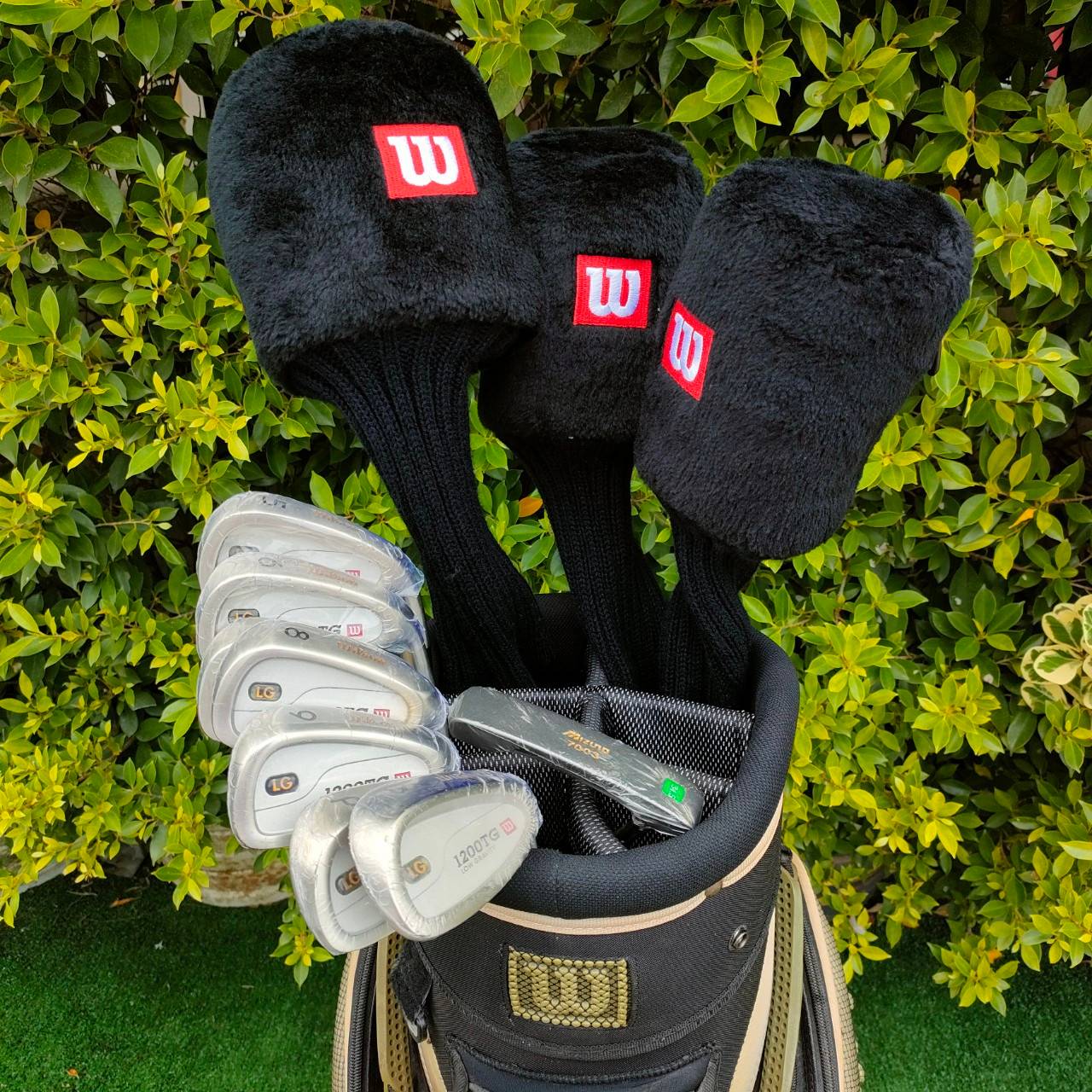 FULLSET WILSON 1200TG ของใหม่!!! คุณภาพสูง เน้นตีง่ายๆ ก้านเบาสบาย ตีได้ระยะดี ชุดเหล็กคมตีมันส์ ถุงกอล์ฟ ช่องใส่เยอะ เบาแข็งแรง!! มือหนึ่ง ของแท้ BY NakaraLuxurious