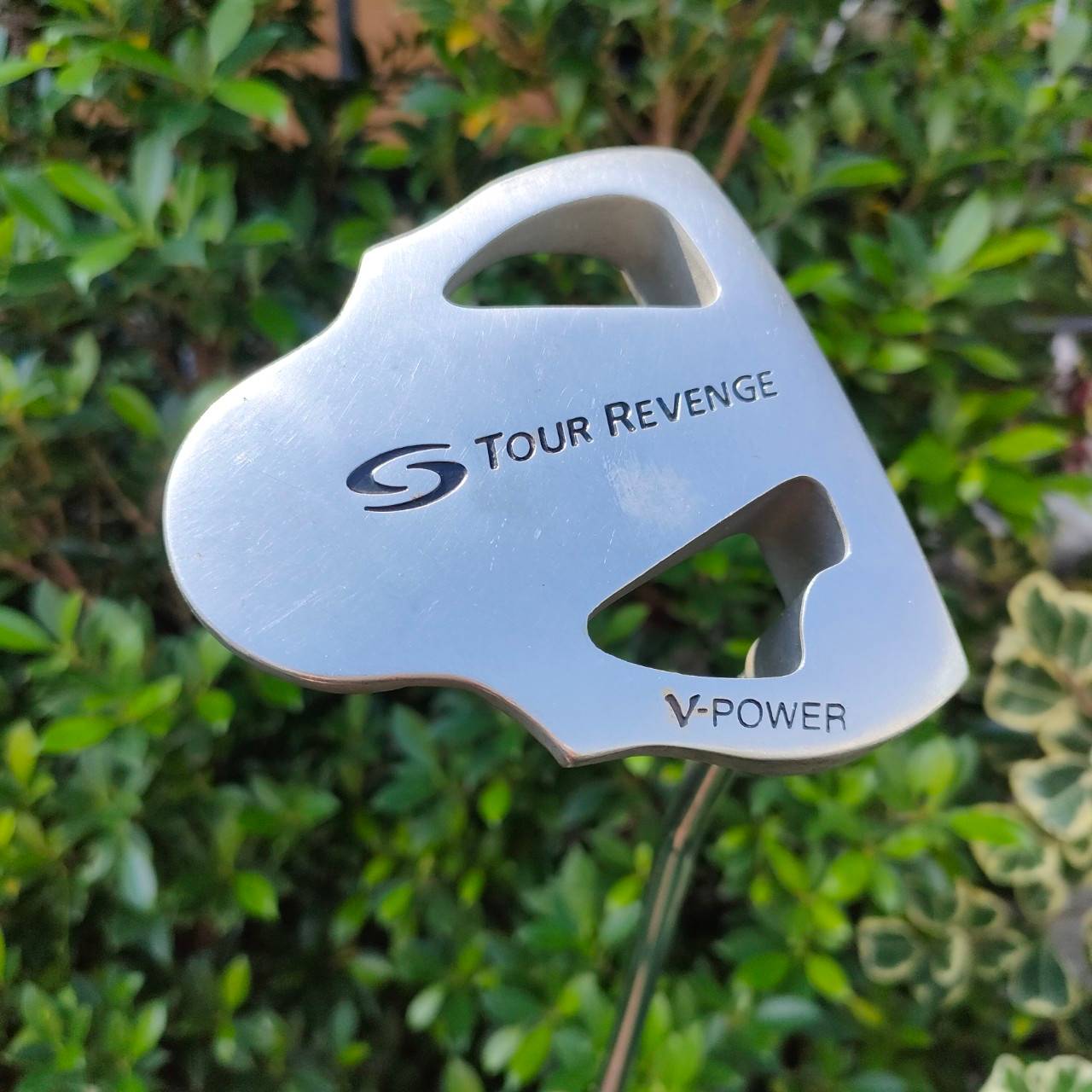 PUTTER TOUR REVENGE V-POWER ความยาว 33 นิ้ว เล็งง่ายมากๆๆๆ พัตต์ตรงมาก เวลาพัตต์ถ้าพัตต์ตบ หรือพัตต์เปิดจะรู้เลย มีทั้งบอล และมีทั้งขีด น้ำหนักดี หน้าไม้ดี