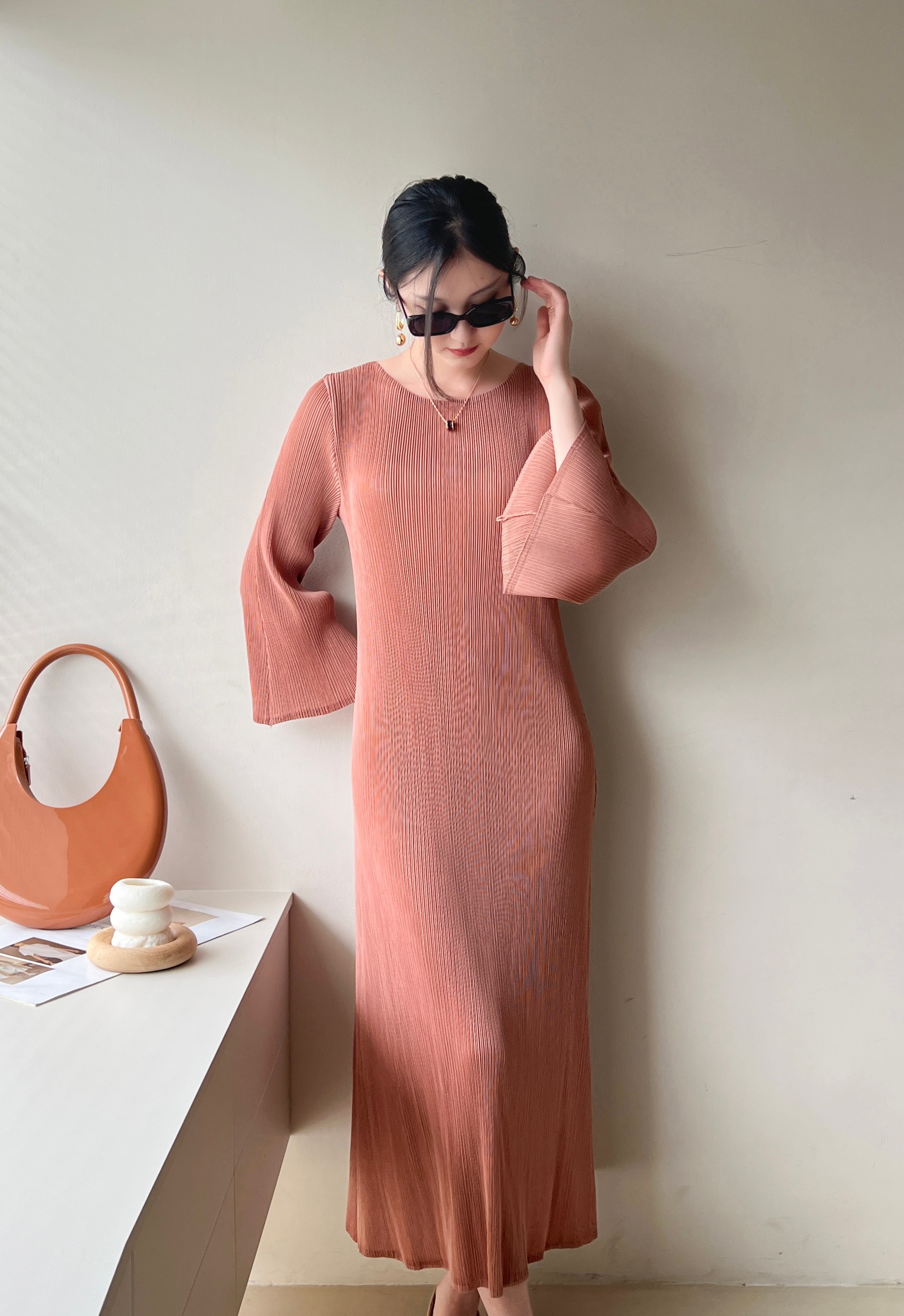 2MUAY รุ่น GJO3980 เดรสพลีทคุณภาพ ROUND NECK FLARE SLEEVE PLEATED DRESS 8 สี FREE SIZE