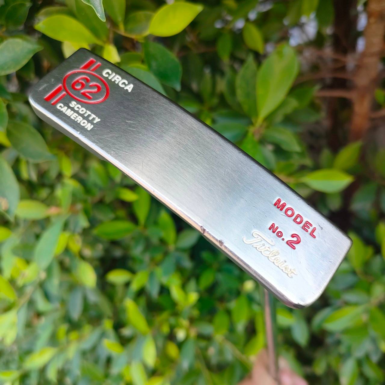PUTTER SCOTTY CAMERON CIRCA 62 MODEL NO.2 ความยาว 35 นิ้ว งานแฮนด์เมด ในขณะที่ยังคงรักษาสไตล์ที่เหนือกาลเวลาของพัตเตอร์สีแบบคลาสสิก ไม้กอล์ฟมือสอง ของแท้ BY NakaraLuxurious