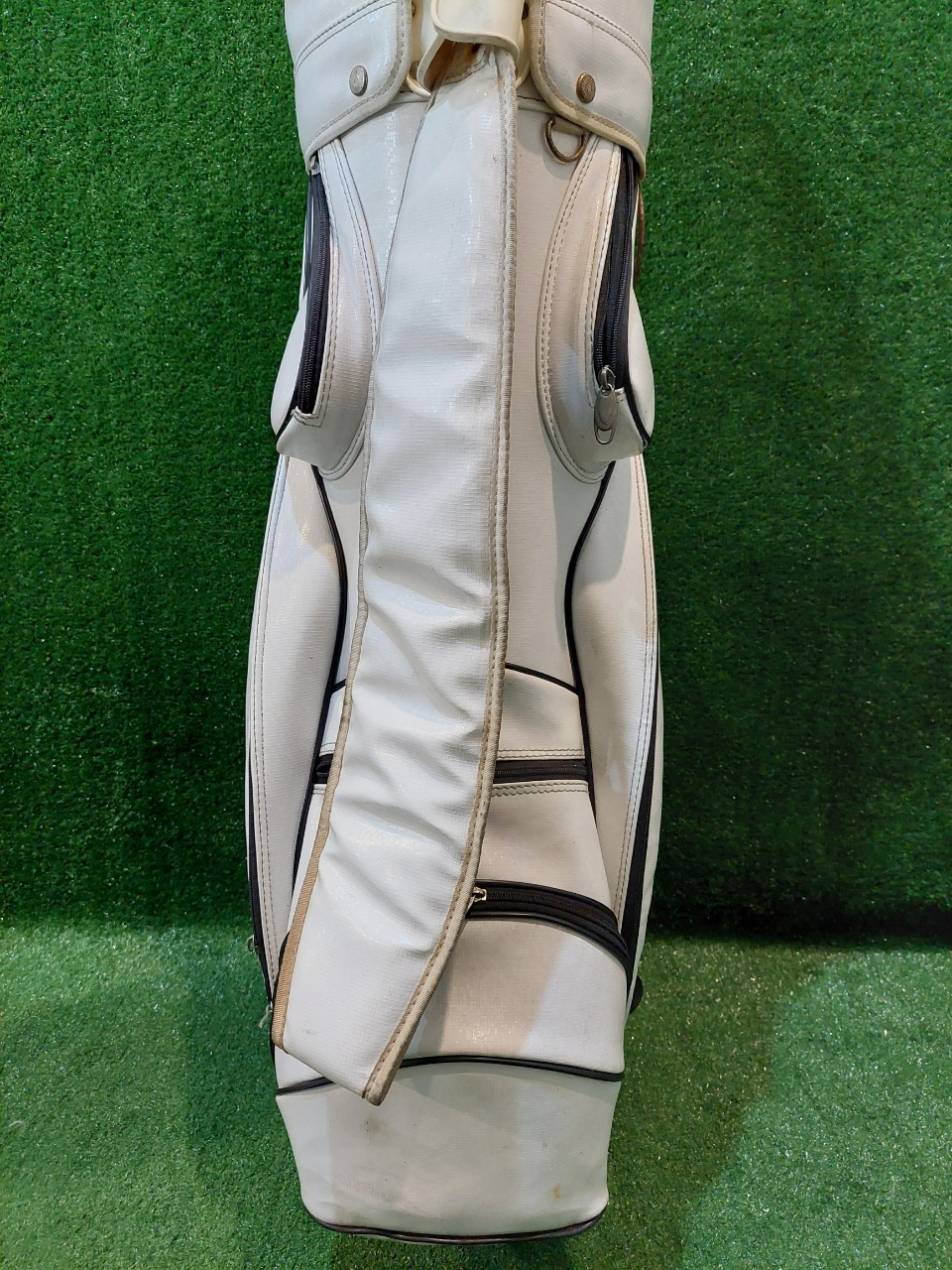 ถุงกอล์ฟสีขาว ติดอาร์ม วิสวะ สวยเดิมๆทั้งถุงครับ เท่มาก