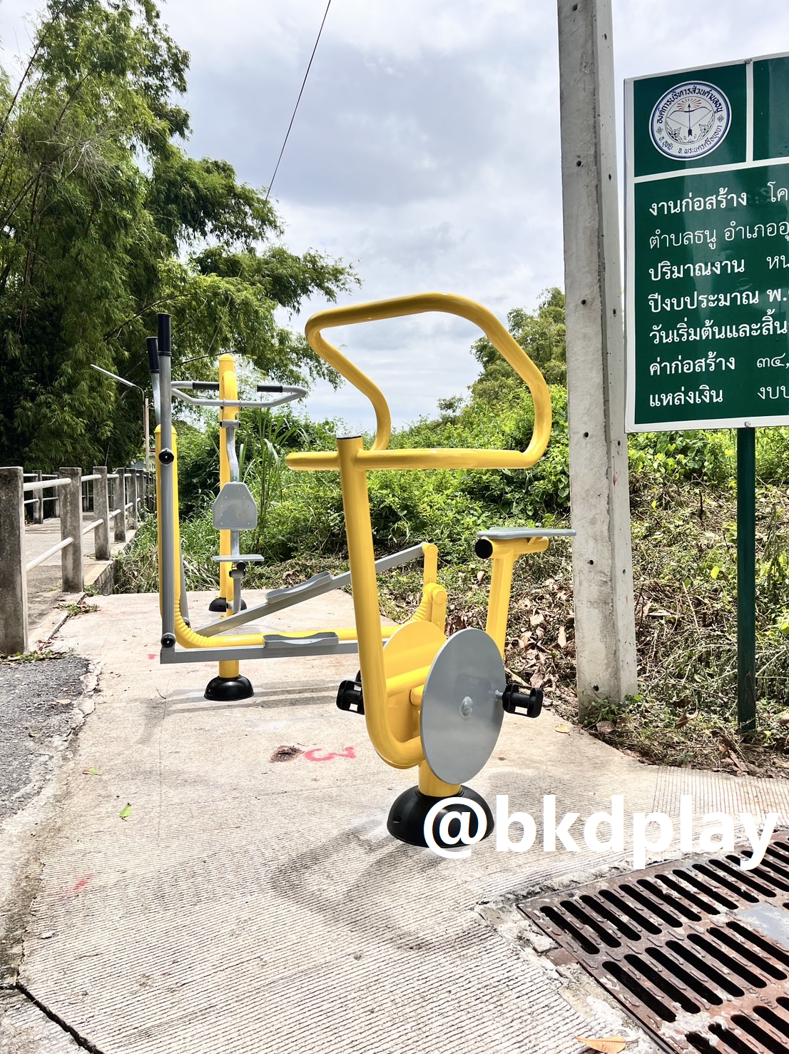 เครื่องออกกำลังกายกลางแจ้ง อุปกรณ์นั่งปั่นจักรยาน ลานกีฬาอเนกประสงค์ สนามกีฬา ผลิตในไทย สั่งทำตามสีที่ต้องการได้