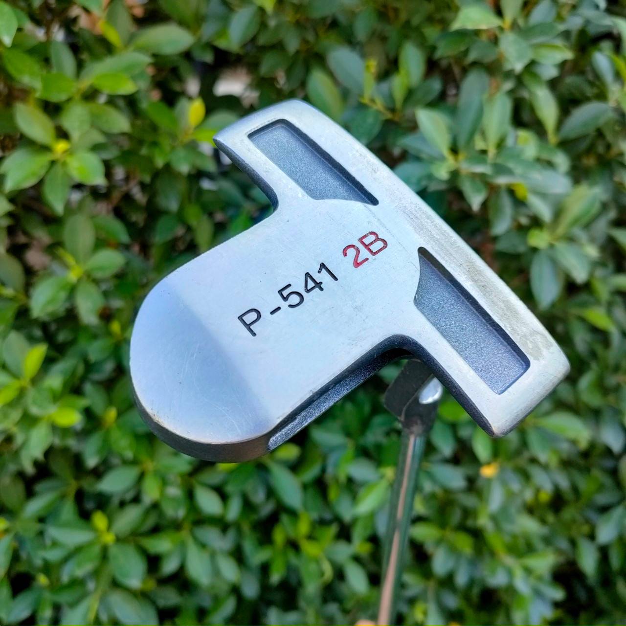 PUTTER P-541 2B *** ความยาว 39 นิ้ว *** พัตเตอร์แบบยาวพิเศษ พัตต์แบบจิ้มพุงได้ครับ เล็งง่าย ทรงเบลดสองบอล และมีเส้นให้เล็งอีกด้วย พัตต์ง่าย และตรงมากๆๆๆ