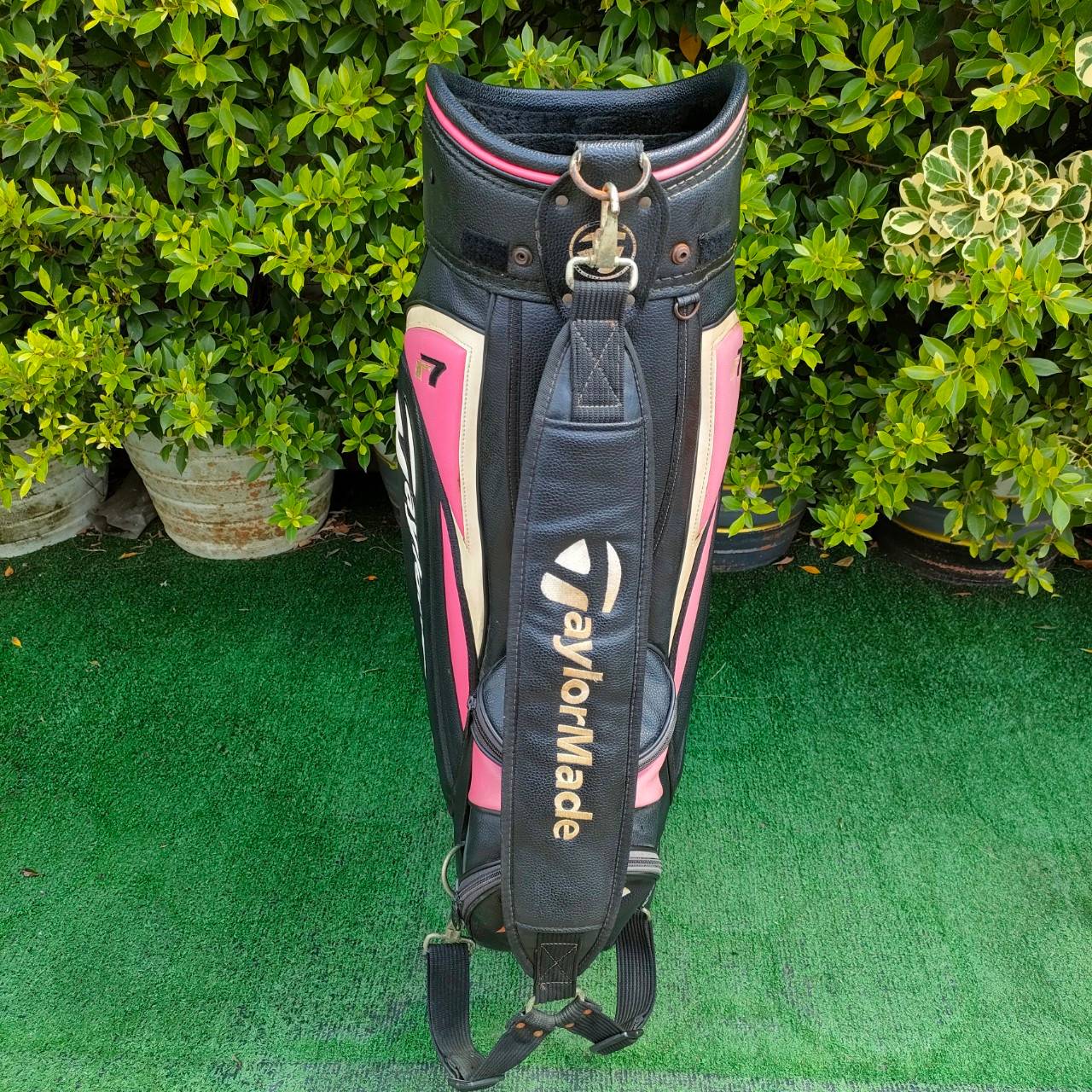 ถุงกอล์ฟ TAYLORMADE R7 ** เเป๊ก COVER หลุด 2 จุดค่ะ ** เจ้าของเดิม ใส่เพิ่ม ตุ๊กแก คุณภาพดี ใช้งานได้ดี ถุง TOUR ใบใหญ่ มือสอง ของแท้ BY NakaraLuxurious