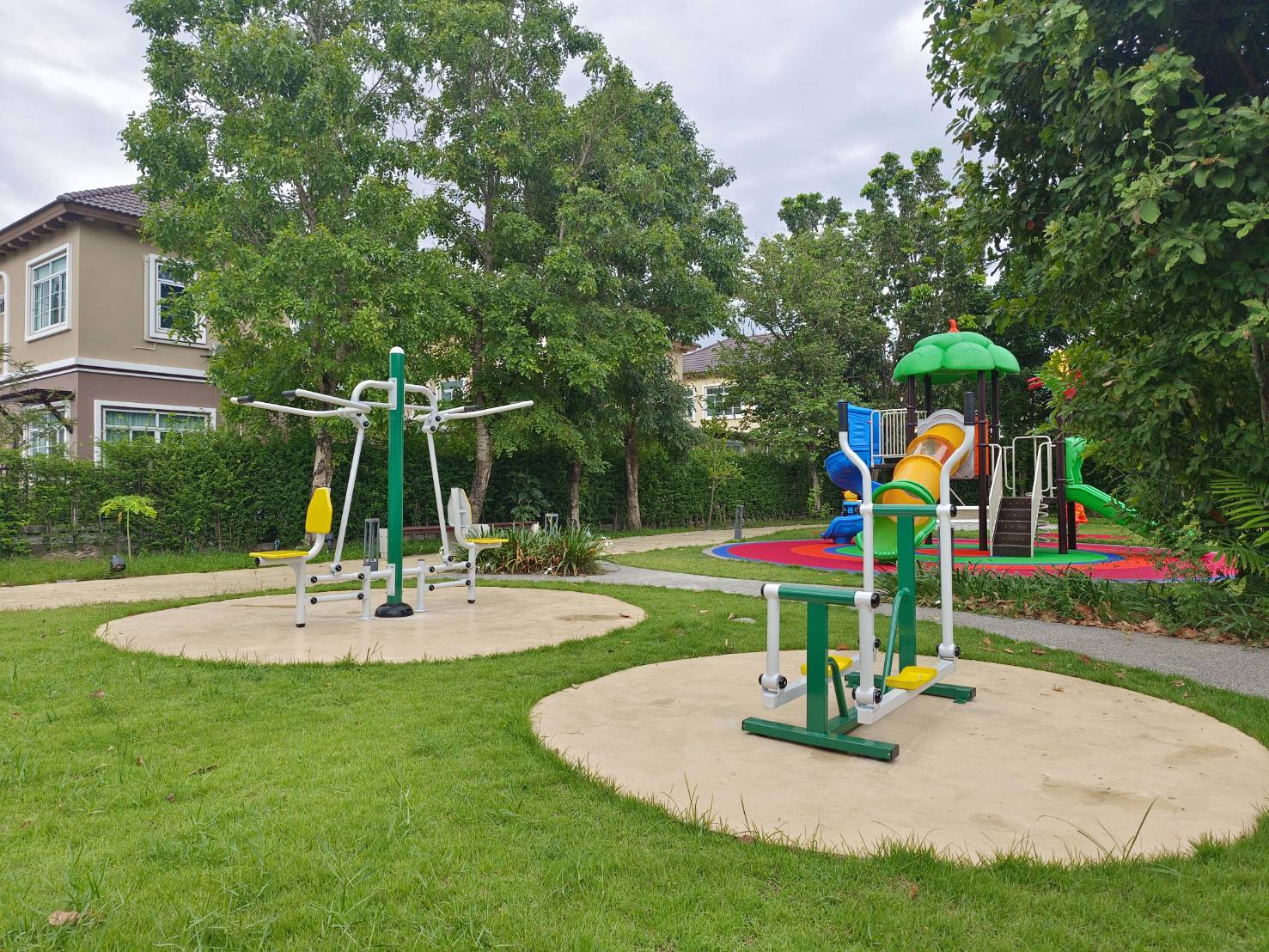 เครื่องออกกำลังกายกลางแจ้งผู้ใหญ่ เครื่องบริหารขา-สะโพก-หัวไหล่ (แบบโยก-เดินสลับเท้า) สวนสาธารณะ ,เทศบาล ,หมู่บ้าน ,ผลิตในไทย ,สั่งทำตามสีที่ต้องการได้ ขนาด 60 x 100 x160 ซม.