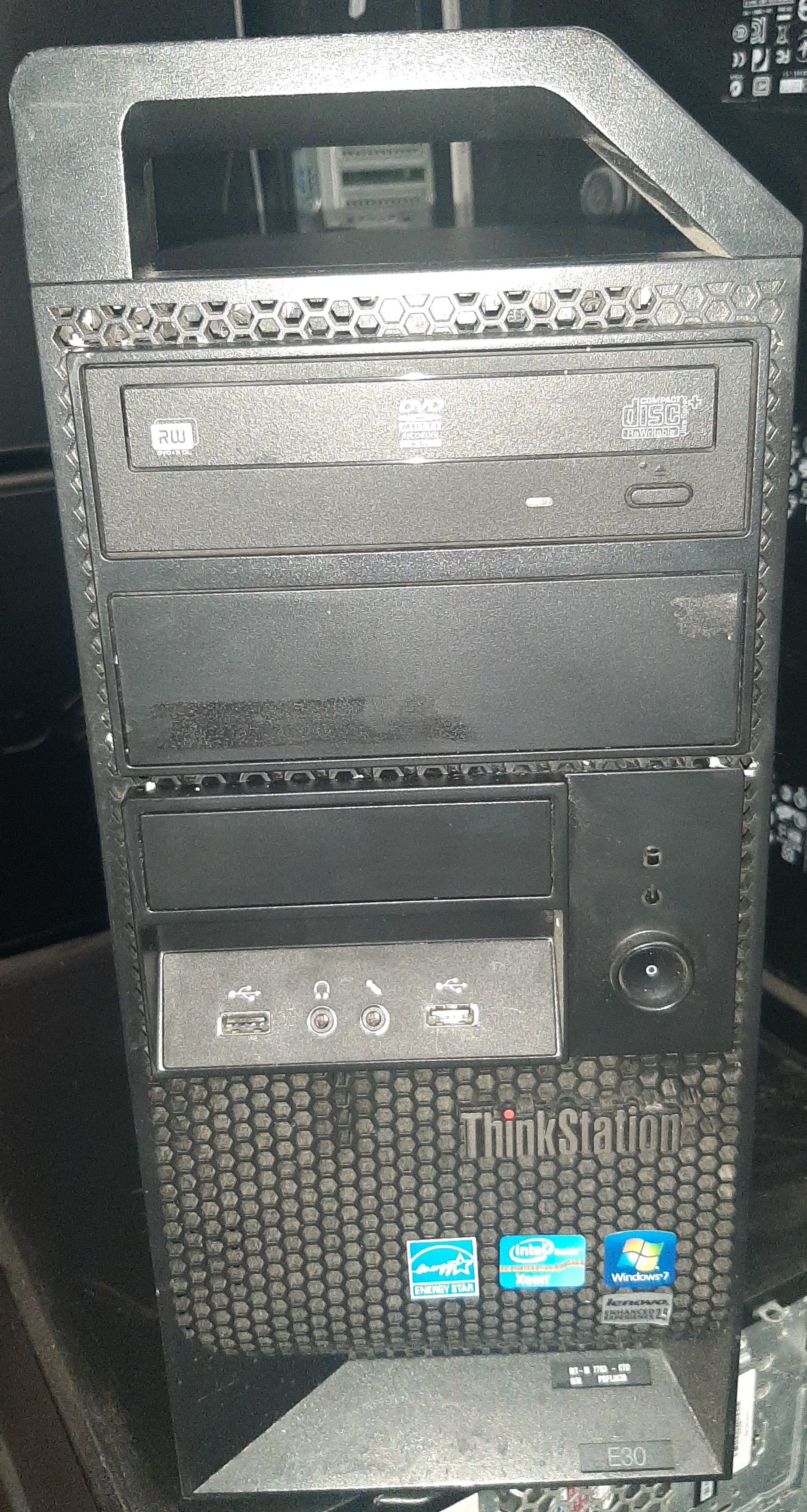 Lenovo ThinkStation E30 Workstation ครบชุด (+จอ22นิ้ว+Keyboard&Mouse)