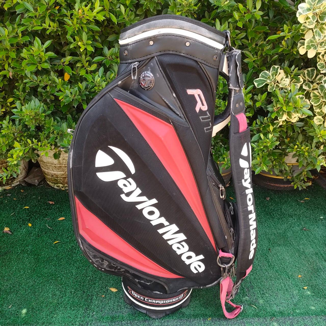 ถุงกอล์ฟ TAYLORMADE R11 มือสอง **ตำหนิมรอยลอกเยอะ!!** แต่ใช้งานได้ปกติ!! **โปรดสังเกตตำหนิให้ดีก่อนซื้อ** มือสอง ของแท้ BY NakaraLuxurious