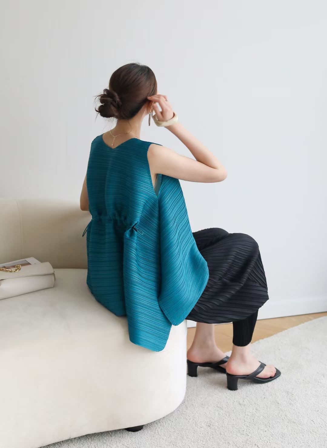 ปรับราคาลง20%!! 2MUAY รุ่น GJO7649 เสื้ออัดพลีทคุณภาพ SLEEVELESS CINCHED WAIST PLEATED TOP 11 สี FREE SIZE