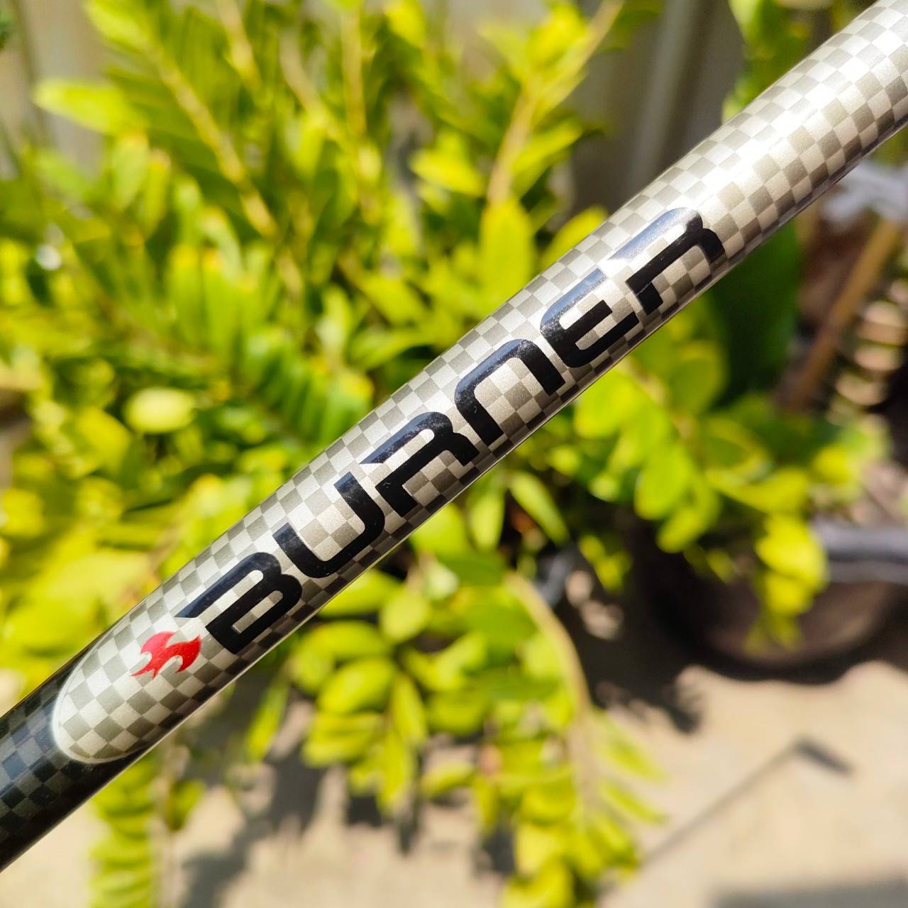 FW5 TAYLORMADE TOUR BURNER ก้าน FUJIKURA RE*AX FLEX R ออกแบบด้านหลังให้ยื่นเป็นสามเหลี่ยม ทำให้ดึงจุด CG ให้ลึกและลงต่ำ ทำให้ลูกลอยง่ายมากๆ ตีไกล ไม้กอล์ฟพรีเมี่ยมมือสอง ของแท้ By NakaraLuxurious