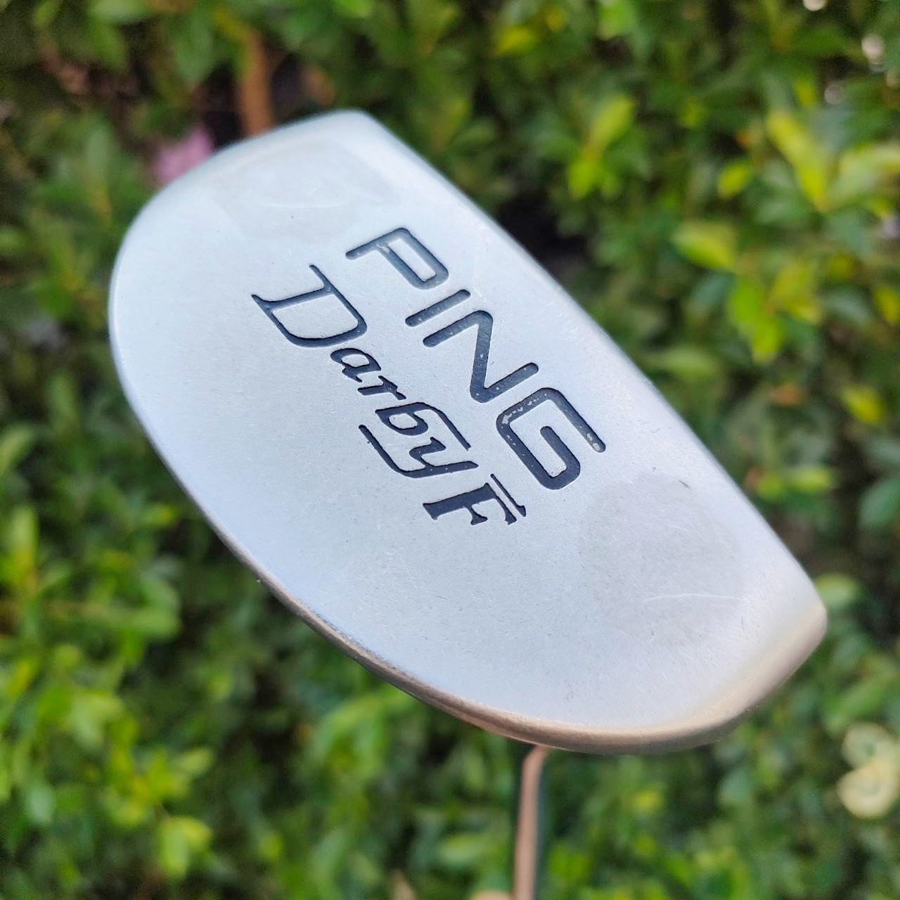 PUTTER PING DARBY F ความยาว 35 นิ้ว เป็นสุดยอดพัตเตอร์จาก PING อีกหนึ่งตัวที่ห้ามพลาด !! พัฒนามาจากรุ่นเดิมที่โด่งดัง โดยใส่อินเซิร์ท ทองแดงพรีเมี่ยม!! ไม้กอล์ฟมือสอง ของแท้ BY NakaraLuxurious