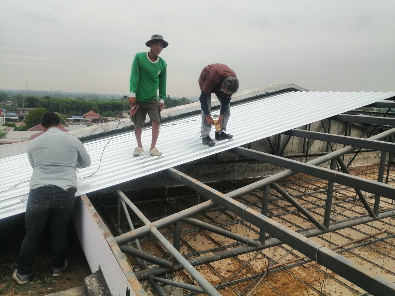 รร.อนุบาลเทศบาลต.เขางู ปรับปรุงหลังคาอาคาร 4 ชั้น