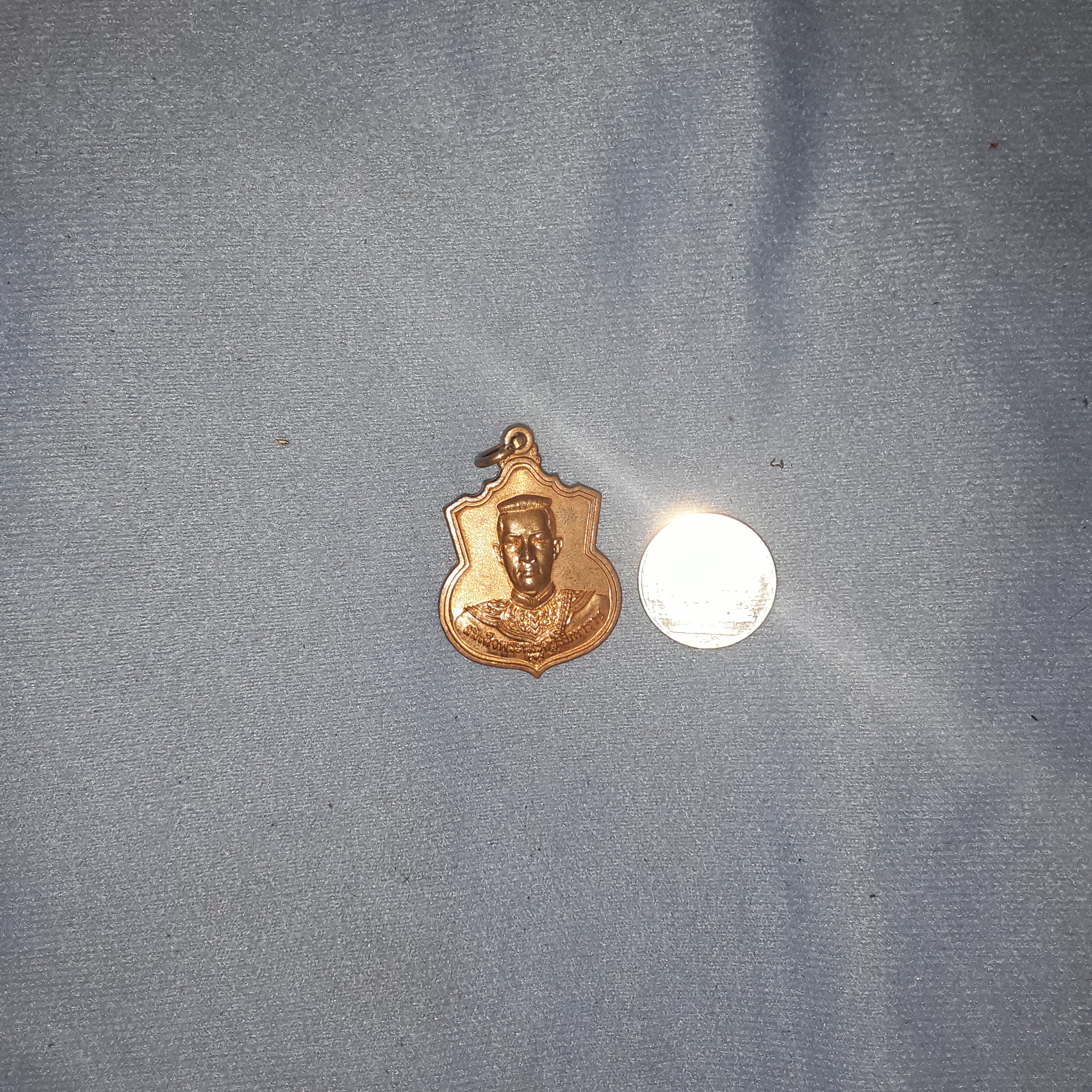 เหรียญ พระนเรศวรมหาราช ราชามุขํ มนุสสานํ โยเธถ มารํ ปญญาวุเธน