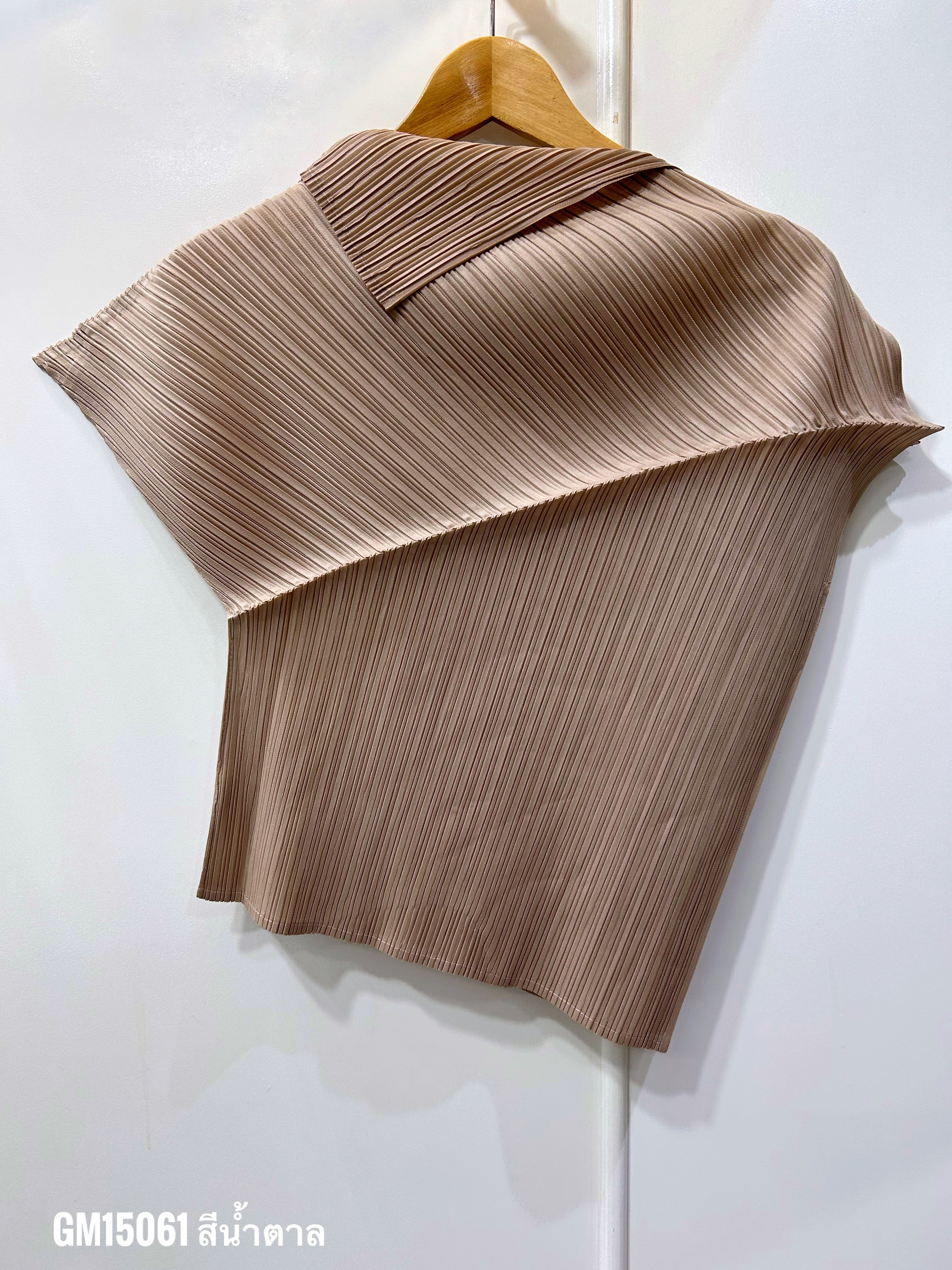 อกถึง 40 นิ้ว 2MUAY รุ่น GM15061 เสื้ออัดพลีท FOLD NECK ASYMMETRIC PLEATED TOP 12สี FREE SIZE