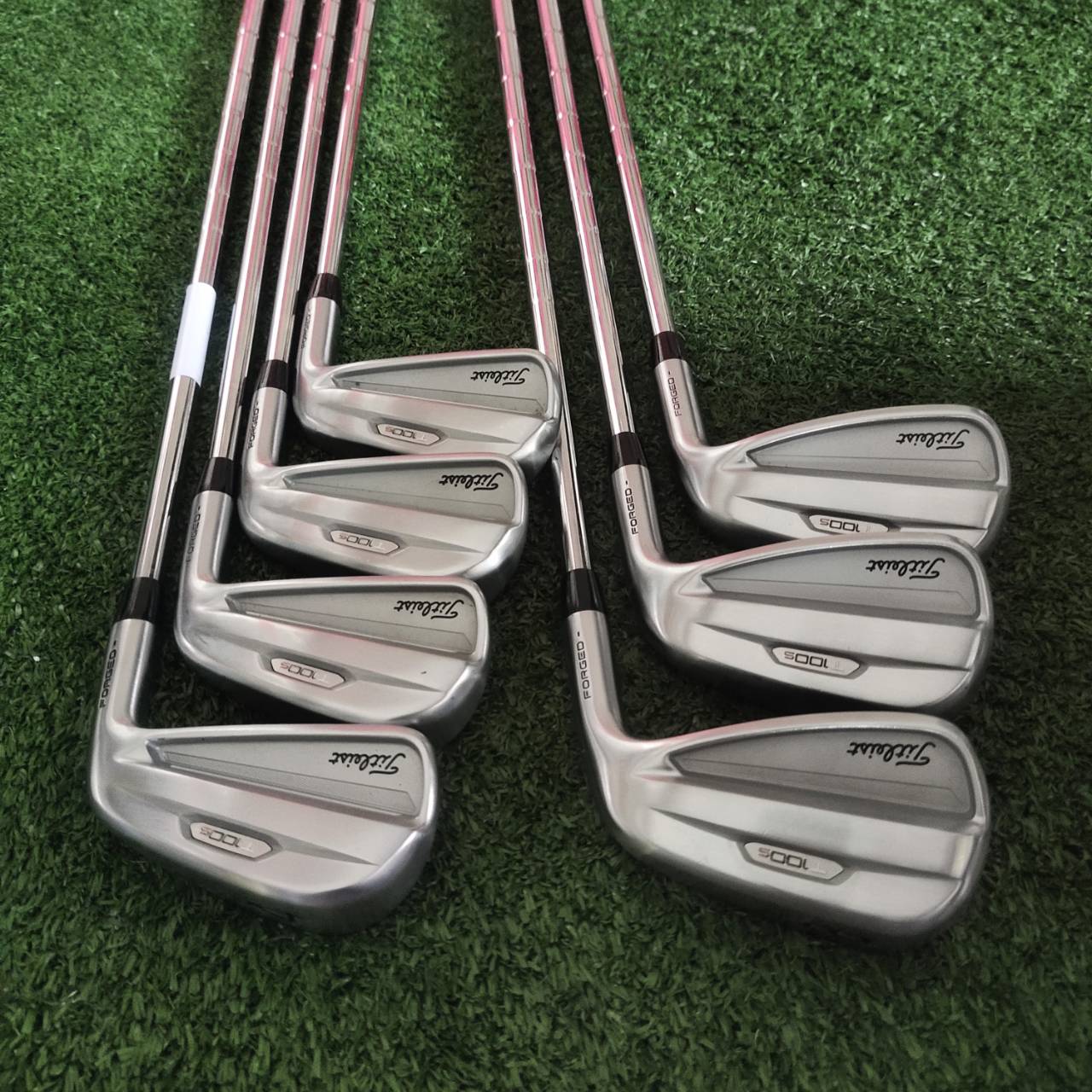 ชุดเหล็ก TITLEIST T100S FORGED (รุ่นปี 2022) 🔧 ใช้ทังสเตน D18 + เทคโนโลยีงานอากาศยาน ✈️ • หน้าไม้ฟอร์จชิ้นเดียว ให้ความรู้สึกแน่นและแม่นยำ 🎯