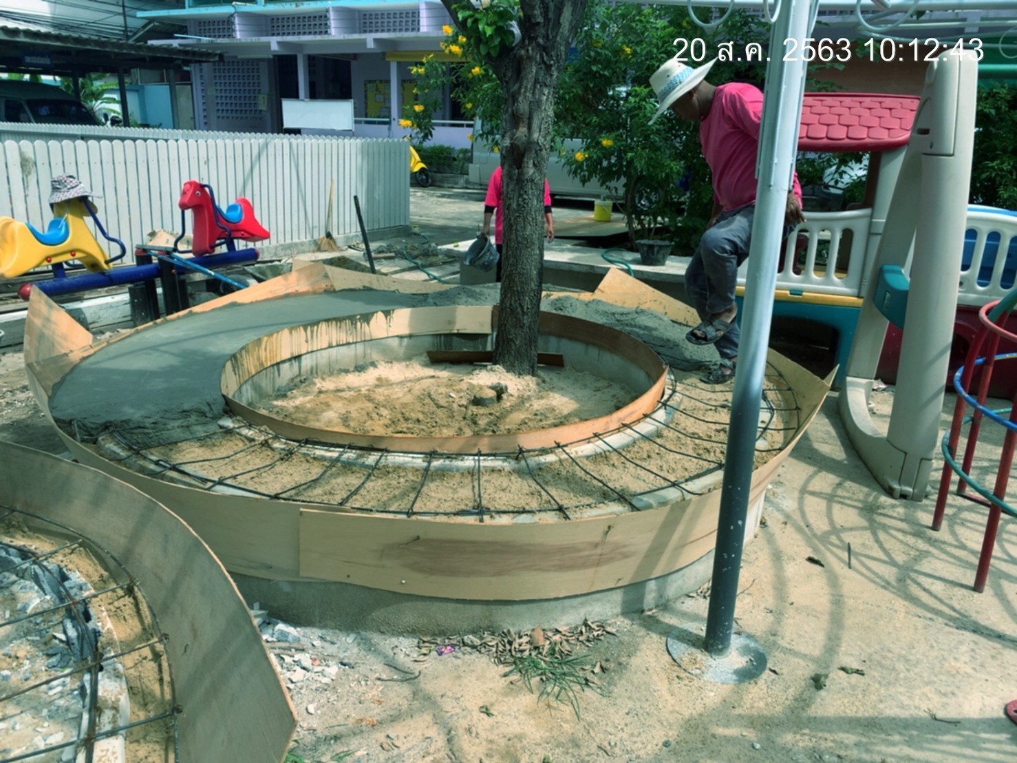 ราชวินิตประถม(บางแค)ทำเวที,ประตู,ที่นั่ง,สนามเด็กเล่น