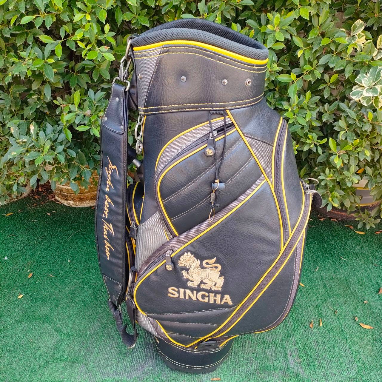 ถุงกอล์ฟ SINGHA มือสอง สภาพสวยเดิม ถุง TOUR ใบใหญ่ ถุงแข็งแรง กันน้ำอย่างดีครับ น้ำหนักเบา ไม้กอล์ฟพรีเมี่ยมมือสอง By NakaraLuxurious