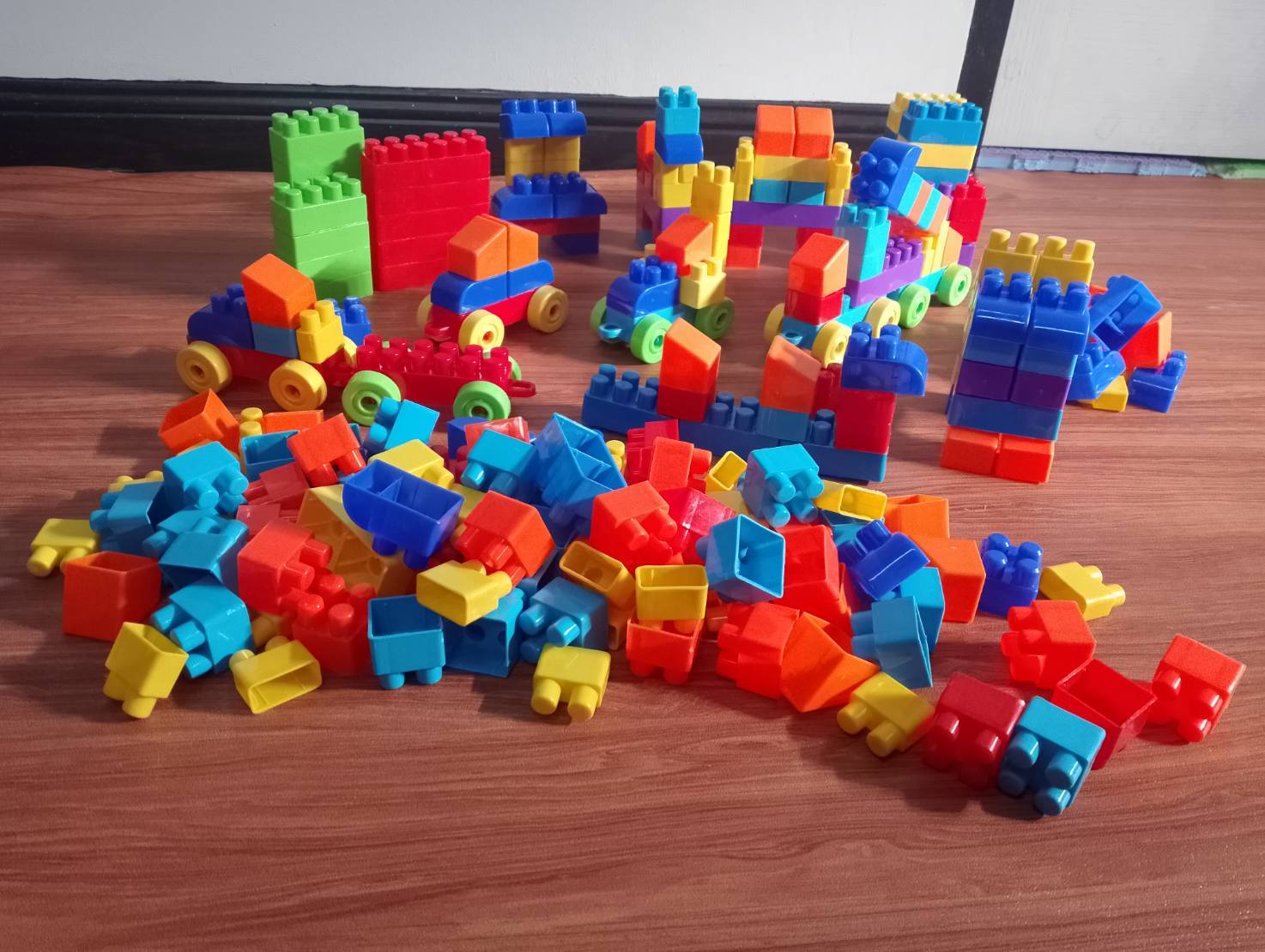 ชุดตัวต่อพลาสติกจำนวน 240 ชิ้น โลโก้เด็กอนุบาล พร้อมส่ง สื่อการสอนอนุบาล ฝึกกล้ามเนื้อมัดเล็ก ของเล่นเสริมพัฒนาการเด็ก