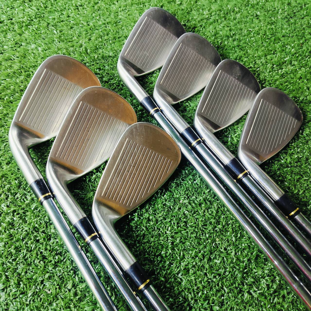ชุดเหล็กหน้าเด้ง HONMA LB515 ก้านเหล็กเบาแค่ 85 กรัม พรีเมี่ยม ทำให้เร่งสปีดได้เร็วขึ้น โดยที่ยังคง ความแม่นยำของก้านเหล็กอยู่ บวกกับหน้าสัมผัสพิเศษสุดเด้ง!!! แผ่นไทเทเนี่ยมอีกชั้นที่หน้าไม้ ไม้กอล์ฟพรีเมี่ยมมือสองญี่ปุ่น ของแท้ By NakaraLuxurious