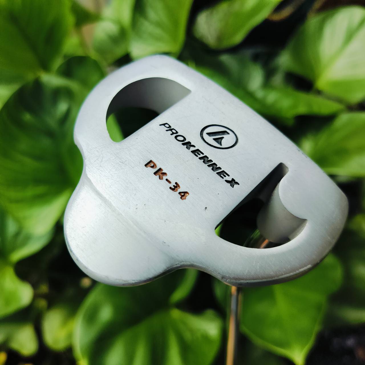 PUTTER PROKENNEX PK-34 ความยาว 34 นิ้ว หน้าอินเซิร์ท ทั้งนุ่มนวลและช่วยให้เกาะไลน์ รูปทรงออกแบบให้ HIGH M.O.I. พัตต์ตรงมาก ไม้กอล์ฟพรีเมี่ยมมือสอง ของแท้ By NakaraLuxurious
