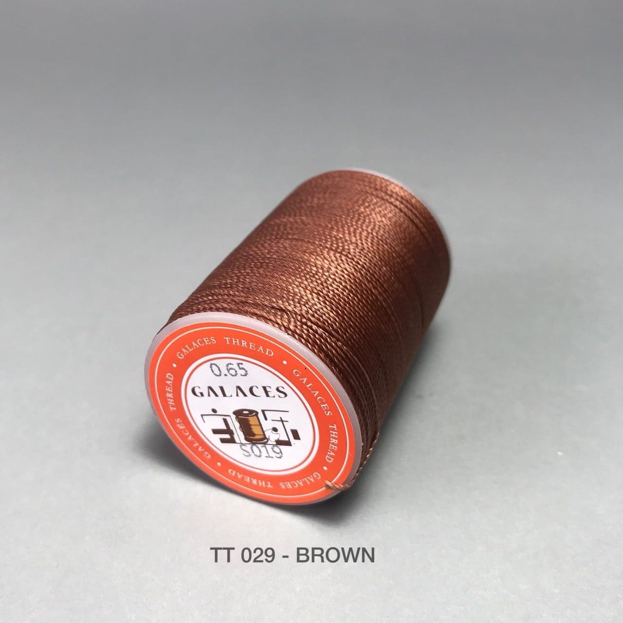 TT029-065 ด้ายโพลีเอสเตอร์ Polyester 0.65 ด้ายเย้บหนัง อุปกรณ์งานหนัง leatherbrass**ราคาต่อชิ้น**