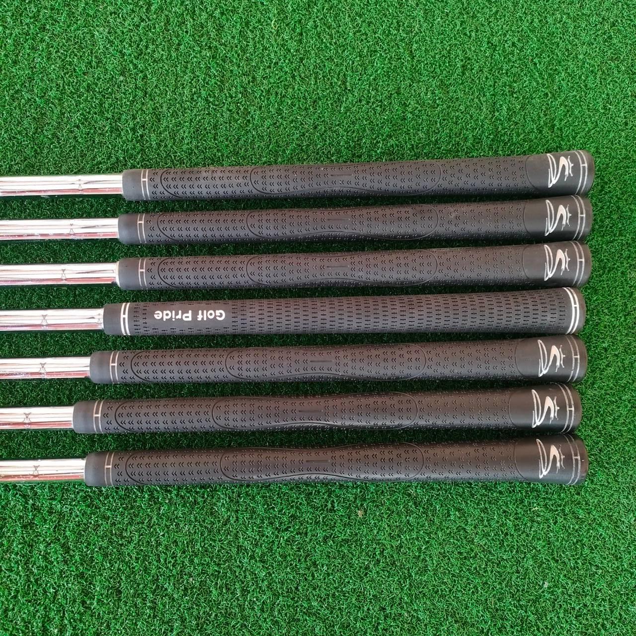 ชุดเหล็ก KING COBRA 3100 I/H มีเหล็ก 4 - 9 เเละ PW ก้าน N.S.PRO 1030H FLEX S เป็นเหล็ก UNDER CUT เน้นๆ ตีง่ายมาก และตีใส่ได้เต็ม ก้าน เต็มคาราเบล มากครับ