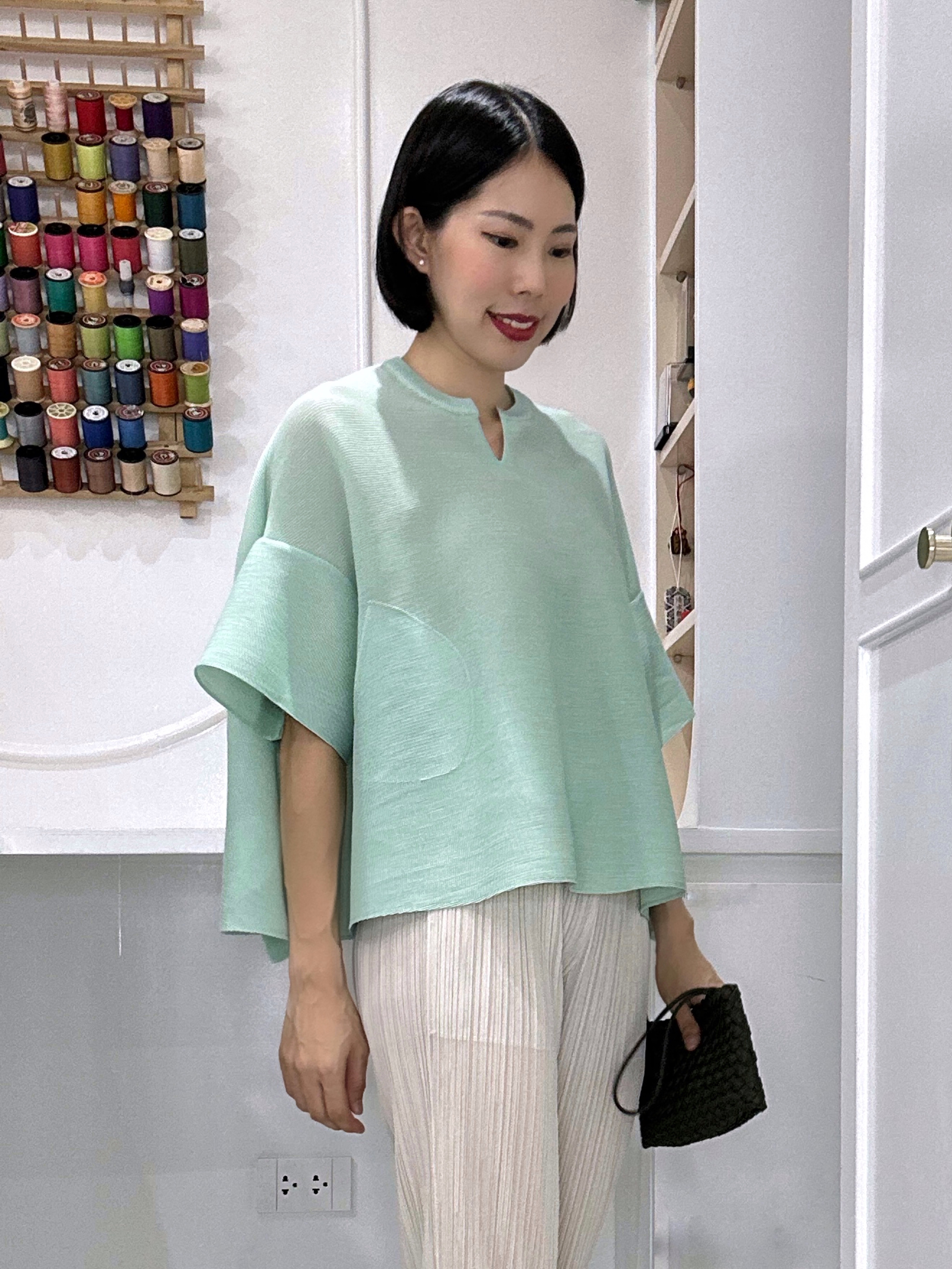 2MUAY รุ่น GJO1289 เสื้อพลีทคุณภาพ OPEN NECK FLARE SLEEVE PLEATED TOP สีดำ FREE SIZE