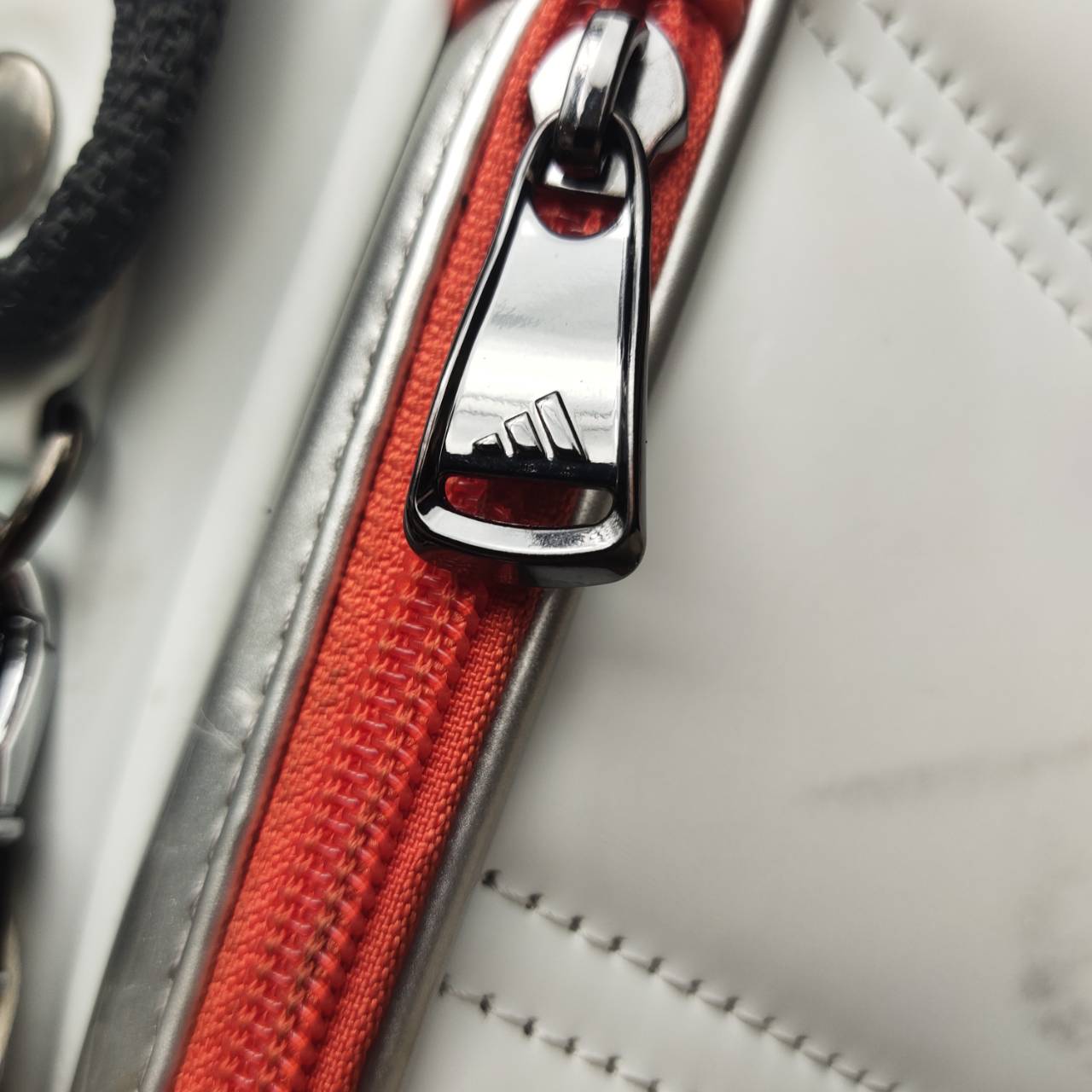 ถุงกอล์ฟมือสอง ของแท้ สภาพสวยเดิม Adidas Men's Performance Logo Golf Caddie Bag NMH90 เป็นถุงกอล์ฟรุ่นพรีเมียมจาก Adidas