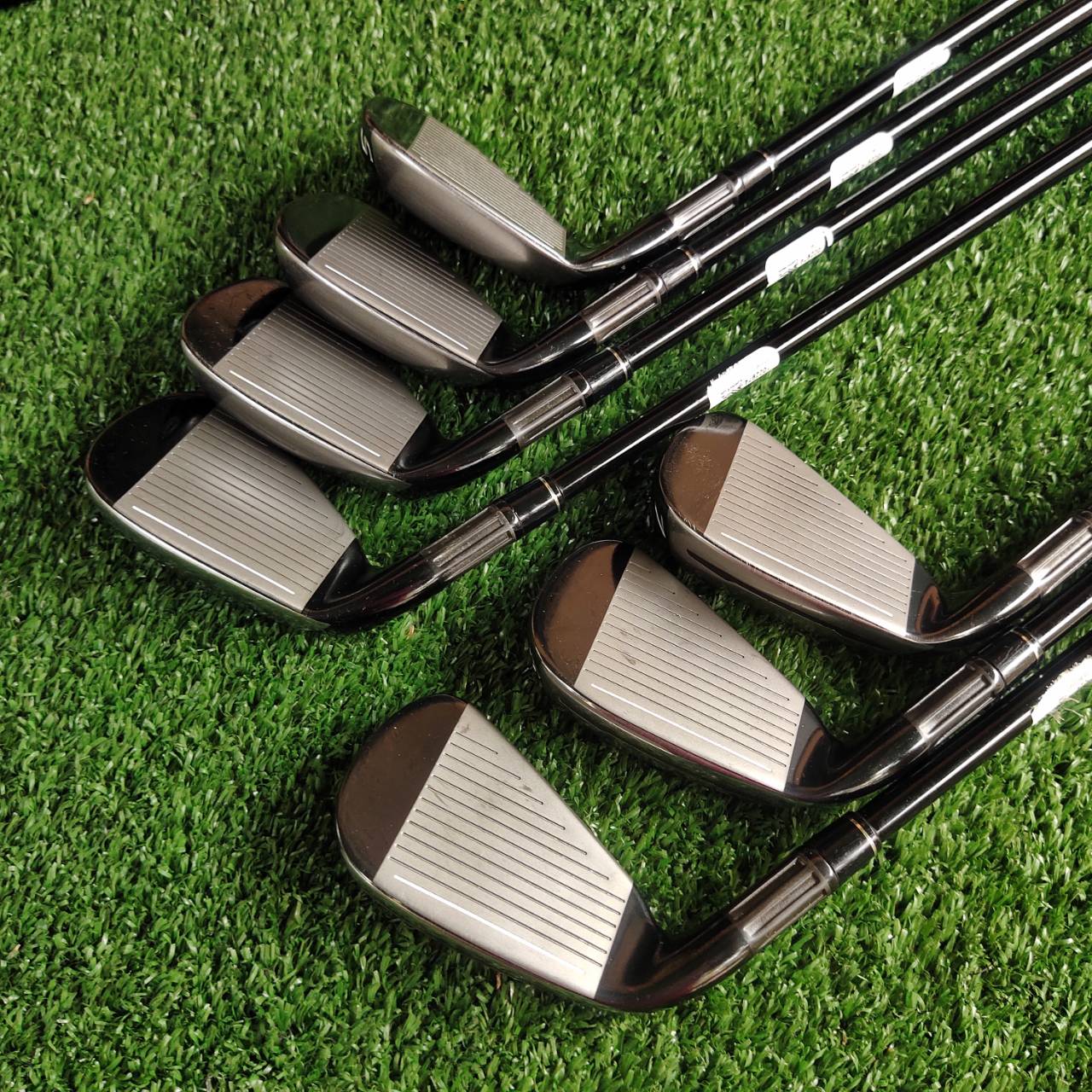ชุดเหล็ก Taylormade M2 เป็นชุดเหล็กที่ Taylormade ตั้งใจให้เป็นชุดที่ตีลูกลอยง่ายจนสามารถสร้างระยะตีไกลอย่างที่สุด ไม้กอล์ฟพรีเมี่ยมมือสอง ของแท้ By NakaraLuxurious