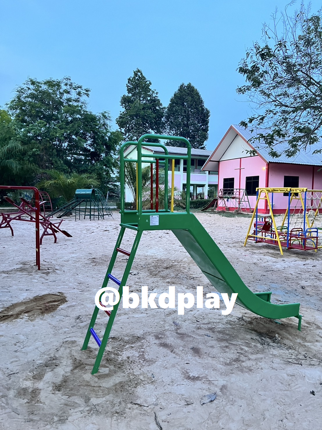 สไลเดอร์เหล็ก กระดานลื่นเดี่ยว งานกลางแจ้ง ความสูงจากพื้นถึงที่นั่ง 120 มาตรฐานมอก. สั่งผลิตตามสีได้