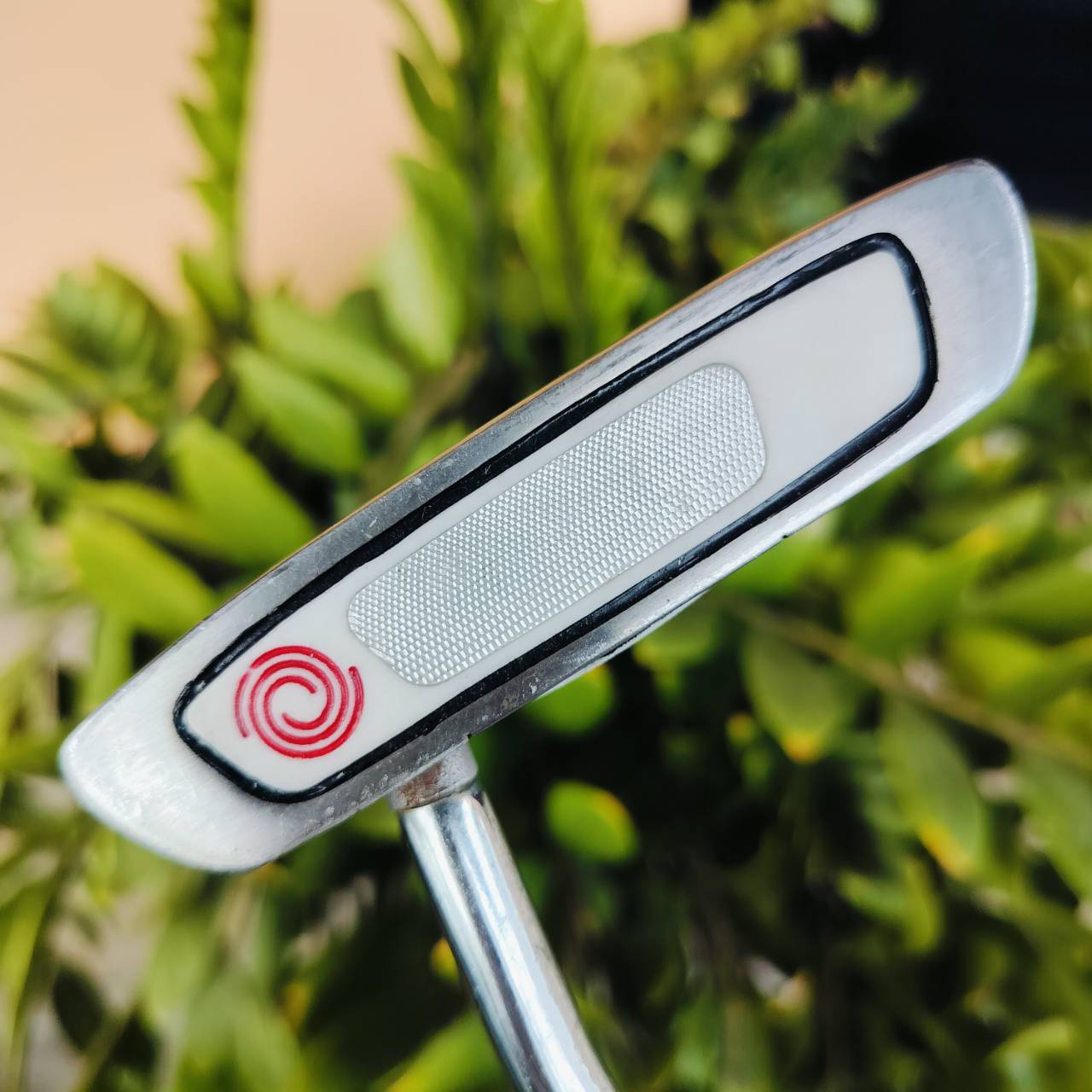 PUTTER ODYSSEY 2-BALL BLADE เป็นรุ่น WHITE STEEL อินเซิร์ทมี MILLED ช่วยในเรื่องการเกาะไลน์มาก และคงความนุ่ม ความยาว 34 นิ้ว ไม้กอล์ฟพรีเมี่ยมมือสอง ของแท้ By NakaraLuxurious