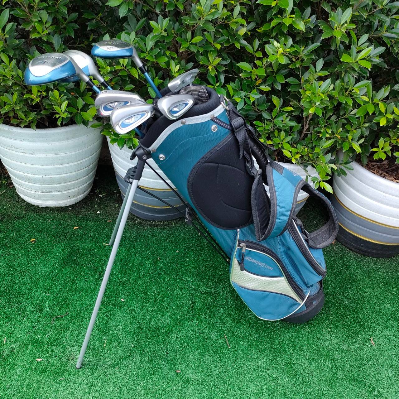 ไม้กอล์ฟเด็กพรีเมี่ยมครบชุด WILSON STAFF พร้อมถุงขาตั้ง ของแท้ เดิมๆ COVER ครบ เหล็ก 6 ยาว 34 นิ้ว สภาพสวยสมบูรณ์ น้องๆ สามารถออกรอบได้เลย ถุงกอล์ฟแบบมีขาตั้ง สายสะพายหลัง สามารถใช้แข่ง ของสมาคมได้ครับ