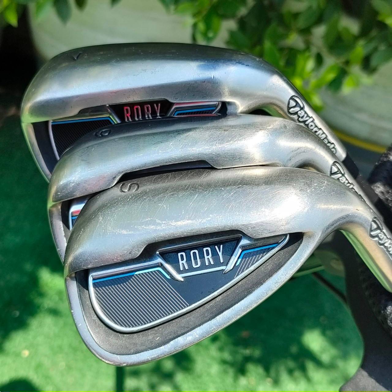 ** ไม้กอล์ฟสำหรับเด็ก ** FULLSET TAYLORMADE RORY ทั้งชุดประกอบด้วย หัวไม้ เเฟร์เวย์ ไฮบริด ชุดเหล็ก 7 9 SW ** เหล็ก 7 ความยาว 33 นิ้ว ** PUTTER TAYLORMADE RORY พร้อมถุงกอล์ฟ ขาตั้ง Taylormade ทุกอย่างของแท้เดิมๆทั้งหมดเลยครับ