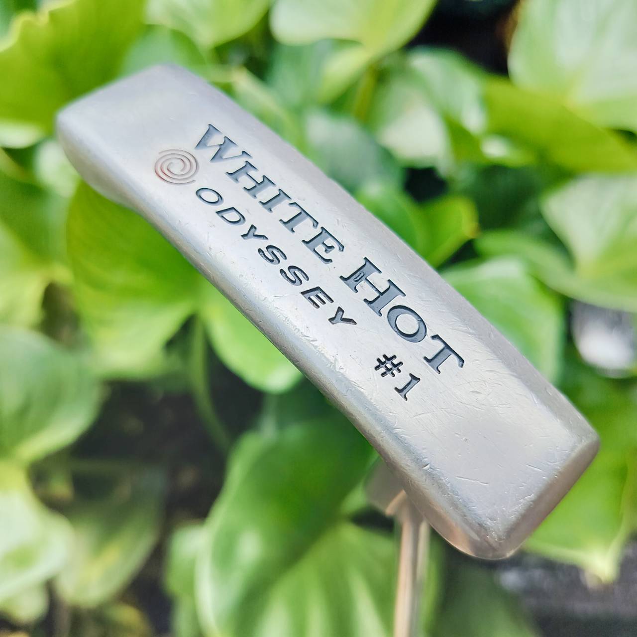 PUTTER ODYSSEY WHITE HOT #1 รุ่นนี้เป็นรุ่นที่โด่งดังสุดๆ ด้วยอินเซิร์ท สีขาว ที่ช่วยให้ฟีลลิ่งพัตเตอร์เปลี่ยนไป ทั้งนุ่มนวลและช่วยเกาะไลน์กว่าไม่มีอินเซิร์ท ไม้กอล์ฟพรีเมี่ยมมือสอง ของแท้ By NakaraLuxurious