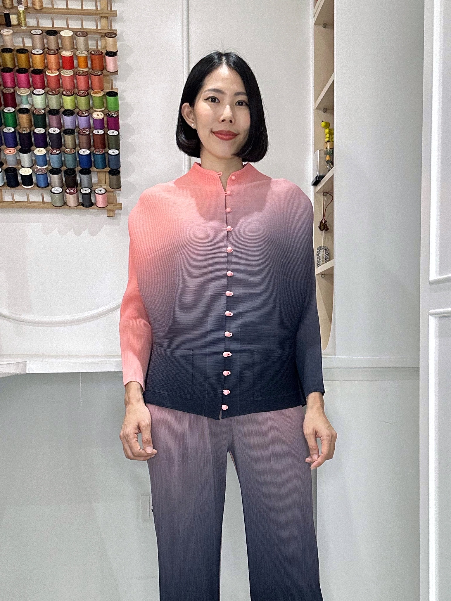 ปรับราคาลง20%!! 2MUAY รุ่น GJO2066-9 เสื้อพลีทคุณภาพ CHINESE BUTTON FRONT GRADIENT PLEATED TOP 9 สี FREE SIZE