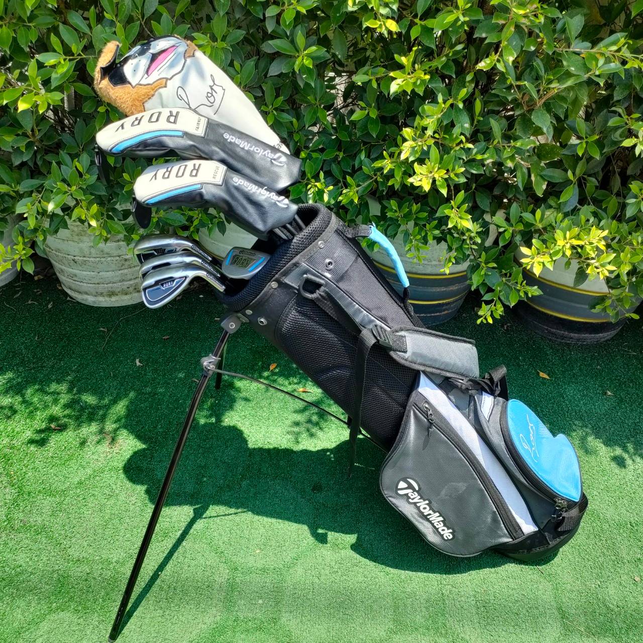 ** ไม้กอล์ฟสำหรับเด็ก ** FULLSET TAYLORMADE RORY ทั้งชุดประกอบด้วย หัวไม้ เเฟร์เวย์ ไฮบริด ชุดเหล็ก 7 9 SW ** เหล็ก 7 ความยาว 33 นิ้ว ** PUTTER TAYLORMADE RORY พร้อมถุงกอล์ฟ ขาตั้ง Taylormade ทุกอย่างของแท้เดิมๆทั้งหมดเลยครับ