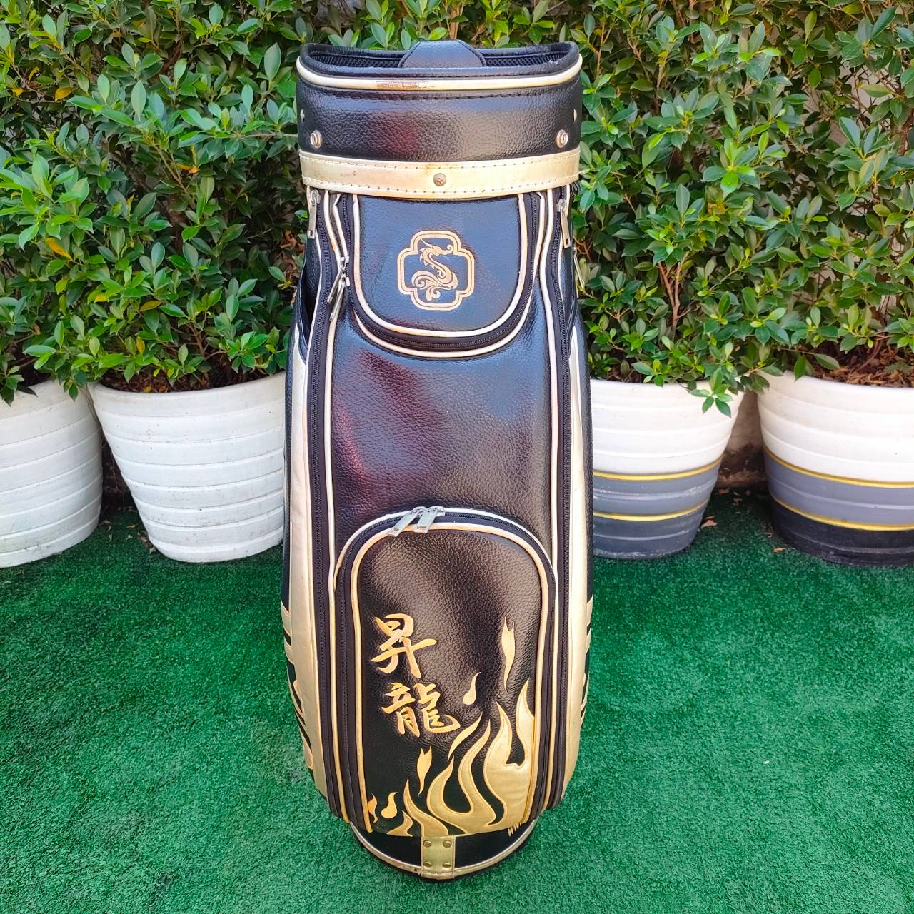 ถุงกอล์ฟ SAMURAI - DRAGON มือสอง ของแท้ ถุง Tour 9 นิ้ว ลายสวยมากๆ ** ใบนี้มีตำหนิที่ COVER ** มีรูปให้ชมครับ แต่ส่วนของถุง สภาพเดิม สวยๆเลยครับผม
