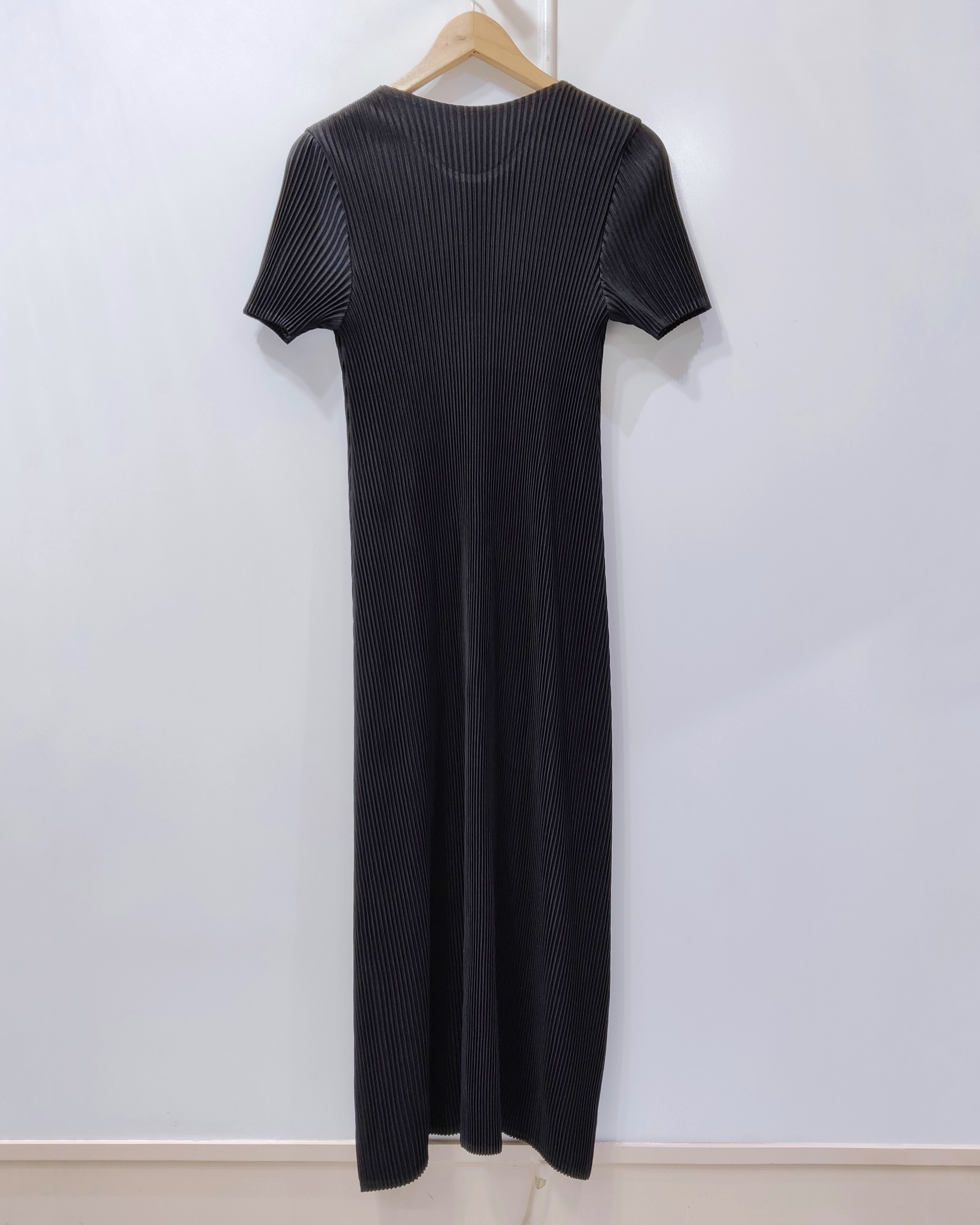 ยาว 46 นิ้ว 2MUAY รุ่น GM0817 เดรสอัดพลีท THICK SHORT SLEEVE PLEATED DRESS สีดำ FREE SIZE