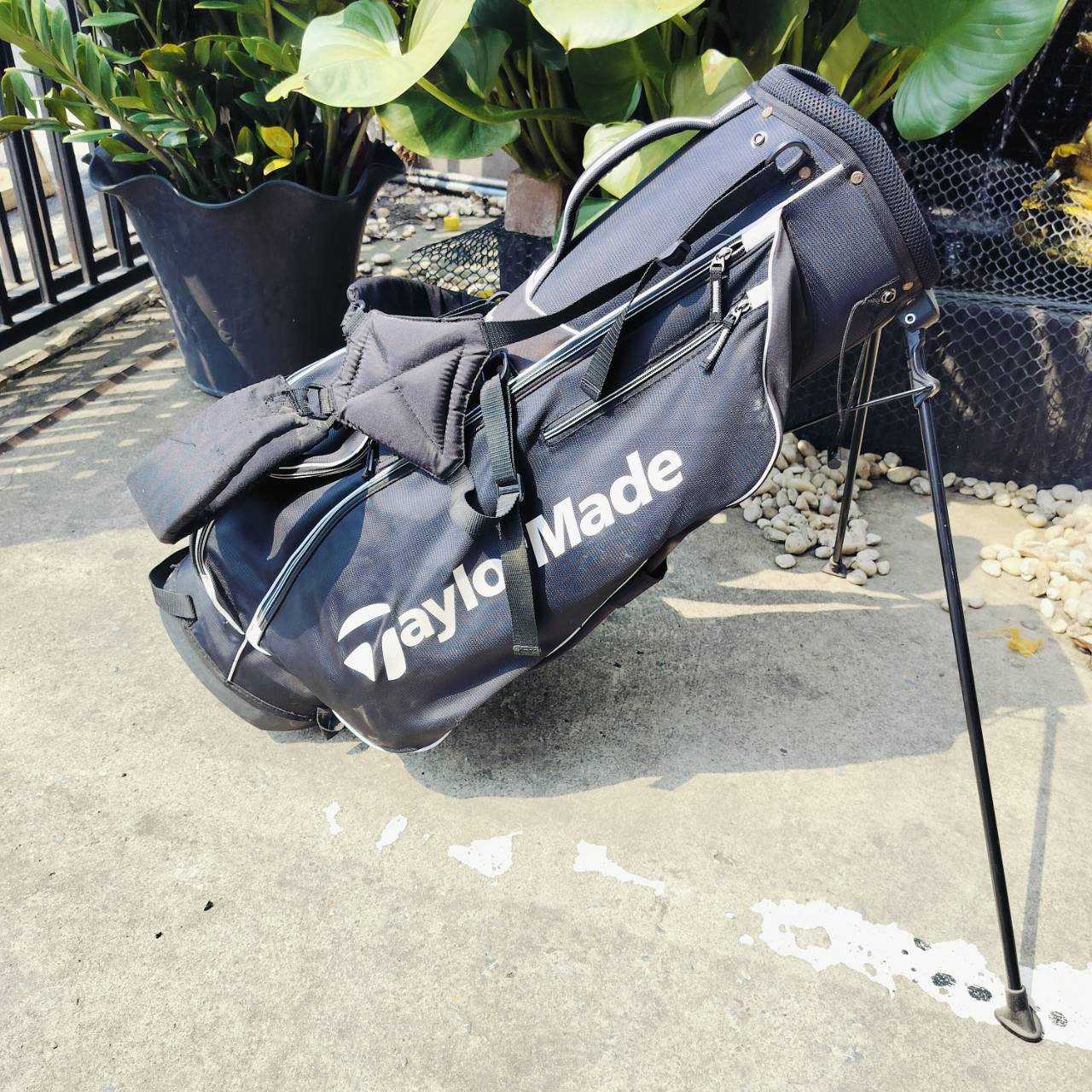ถุงกอล์ฟ Taylormade มือสอง ของแท้ เป็นถุงขาตั้ง พร้อมสายสะพายแบบเป้