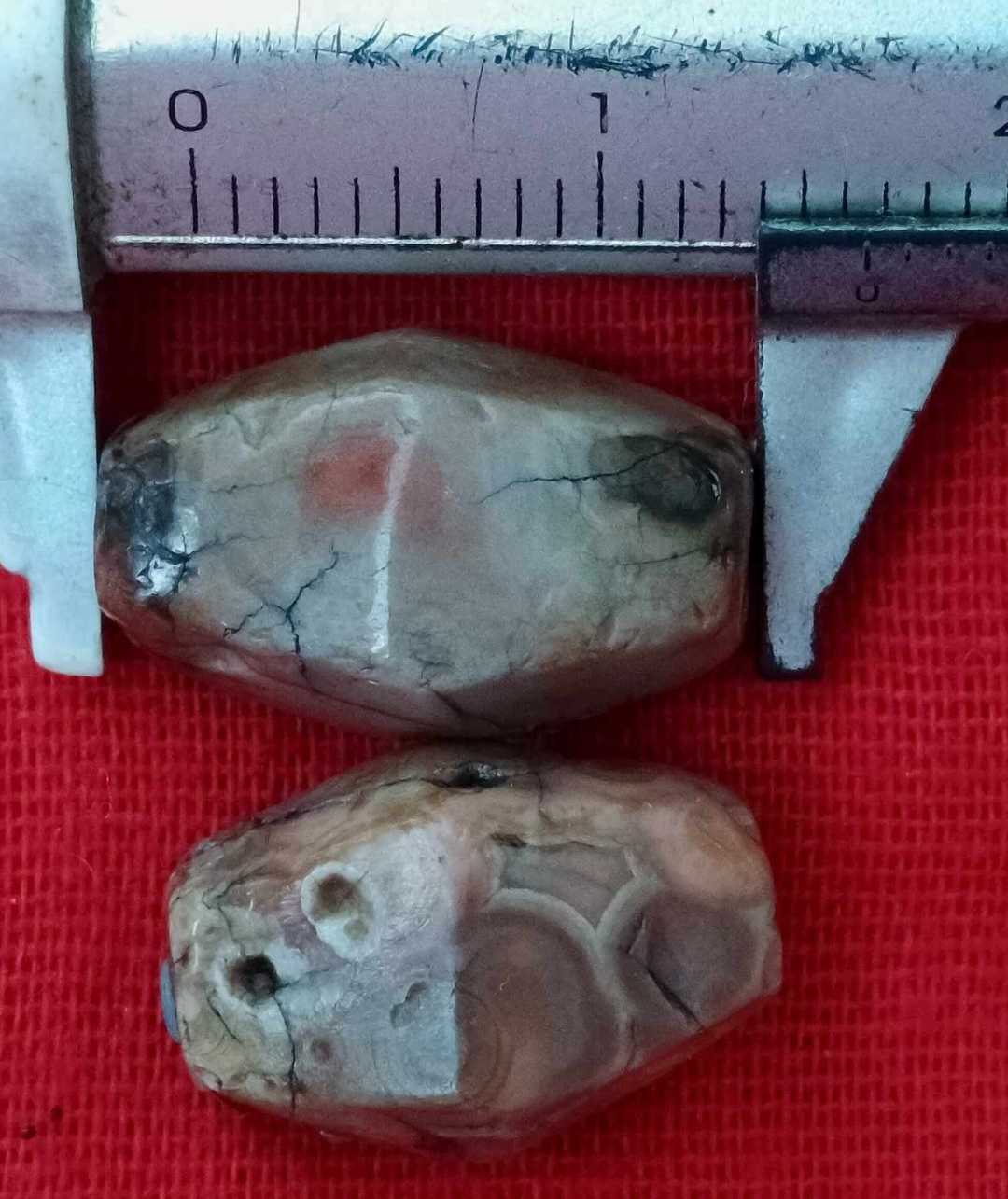 โปรไฟลุก🔥 ลูกปัดโบราณ ยุคทวารวดี เหลี่ยม 1 คู่ (ขายแล้ว)