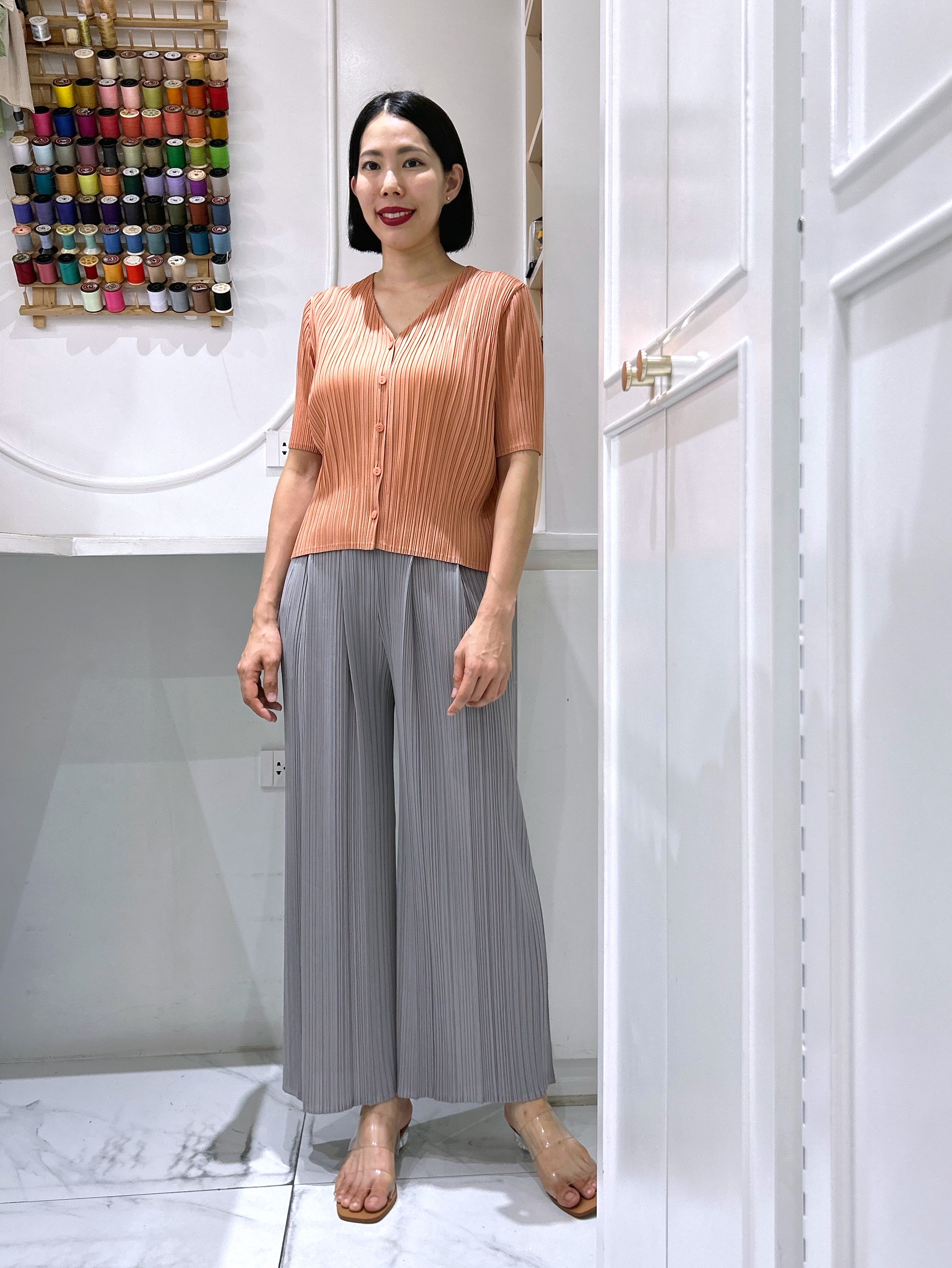 2MUAY รุ่น GJO11398 เสื้ออัดพลีท V NECK BUTTON FRONT PLEATED TOP 10 สี FREE SIZE