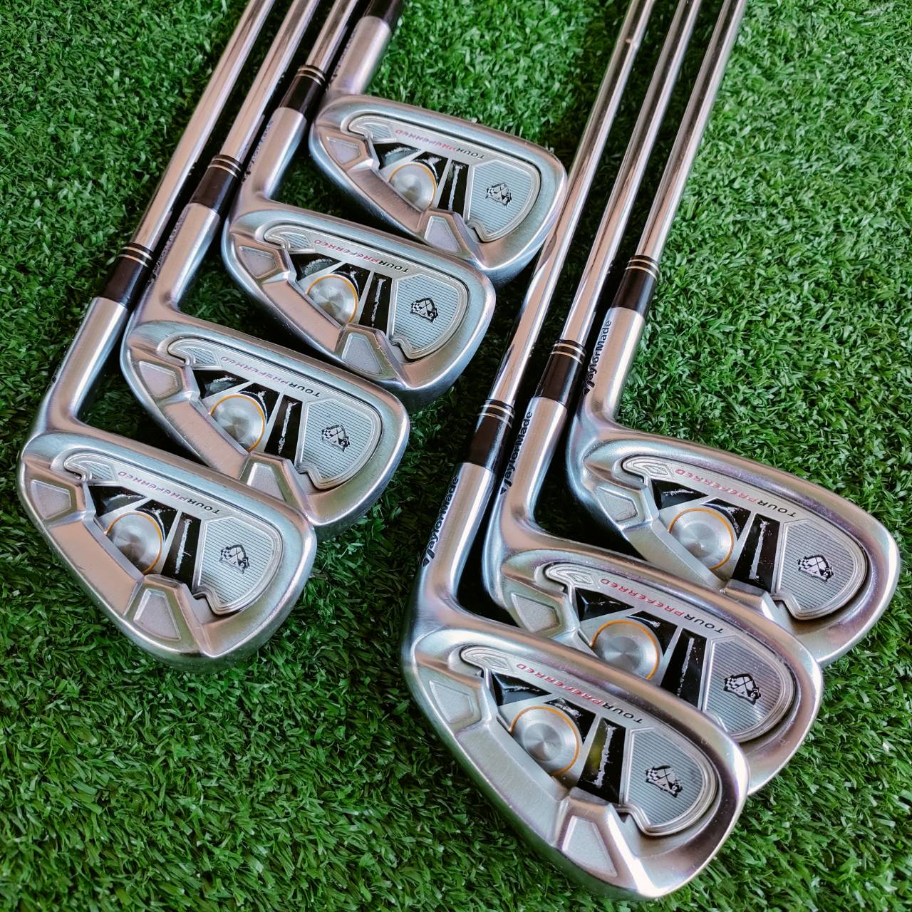 ชุดเหล็ก TaylorMade Tour Preferred สำหรับท่านที่ชอบใบขนาดไม่เทอะทะ แต่แฝงดด้วยความตีง่ายด้วยการมีร่อง CAVITY ด้านหลังใบ เป็นโพรงลึก ช่วยให้ชดเชยสูง และยังเป็นการช่วยส่งพลังไปยังลูกให้ได้ระยะ ไม้กอล์ฟพรีเมี่ยมมือสอง ของแท้ By NakaraLuxurious